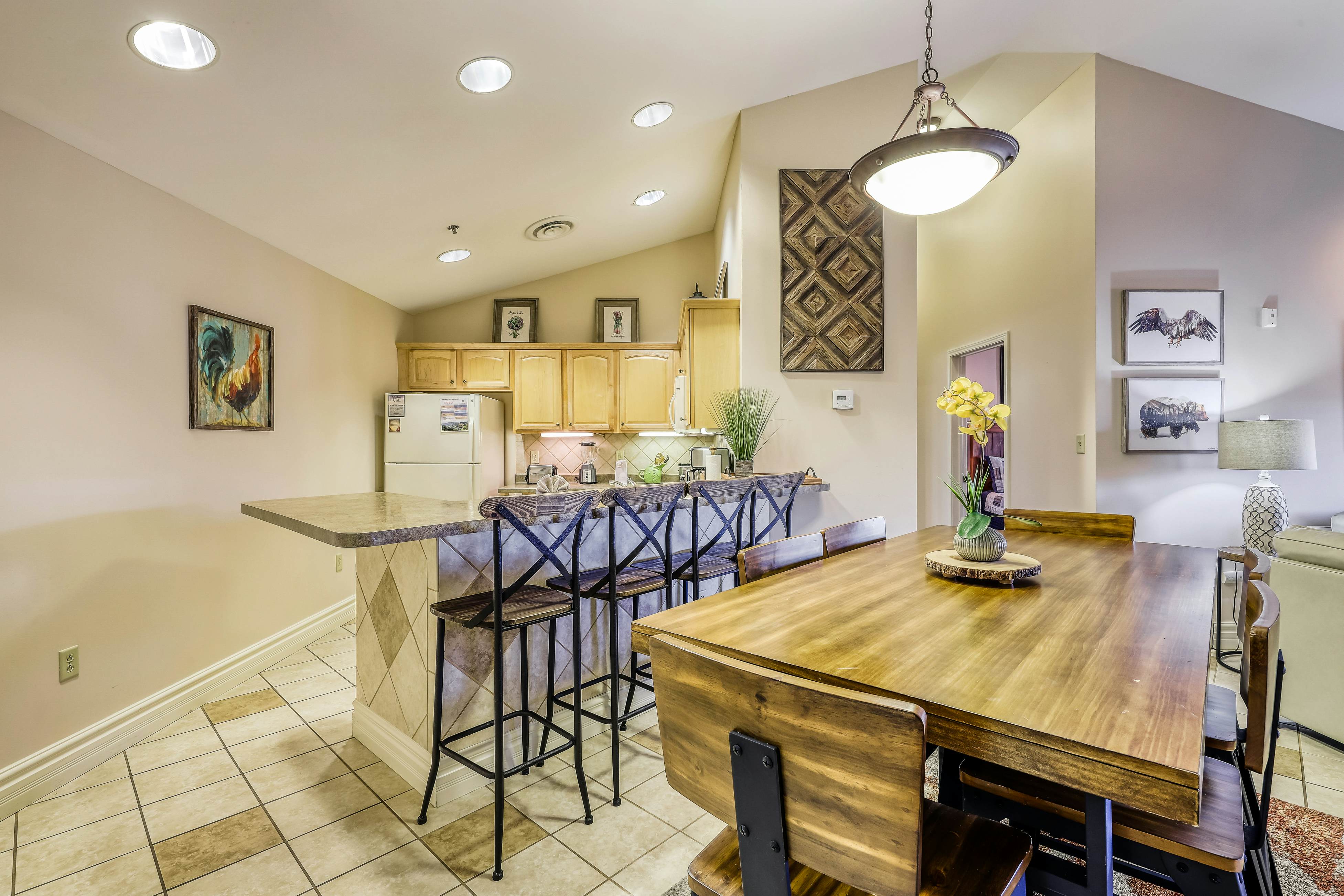 Cozy Creekside Condo, Sleeps 8・Jetted Tub・Gym