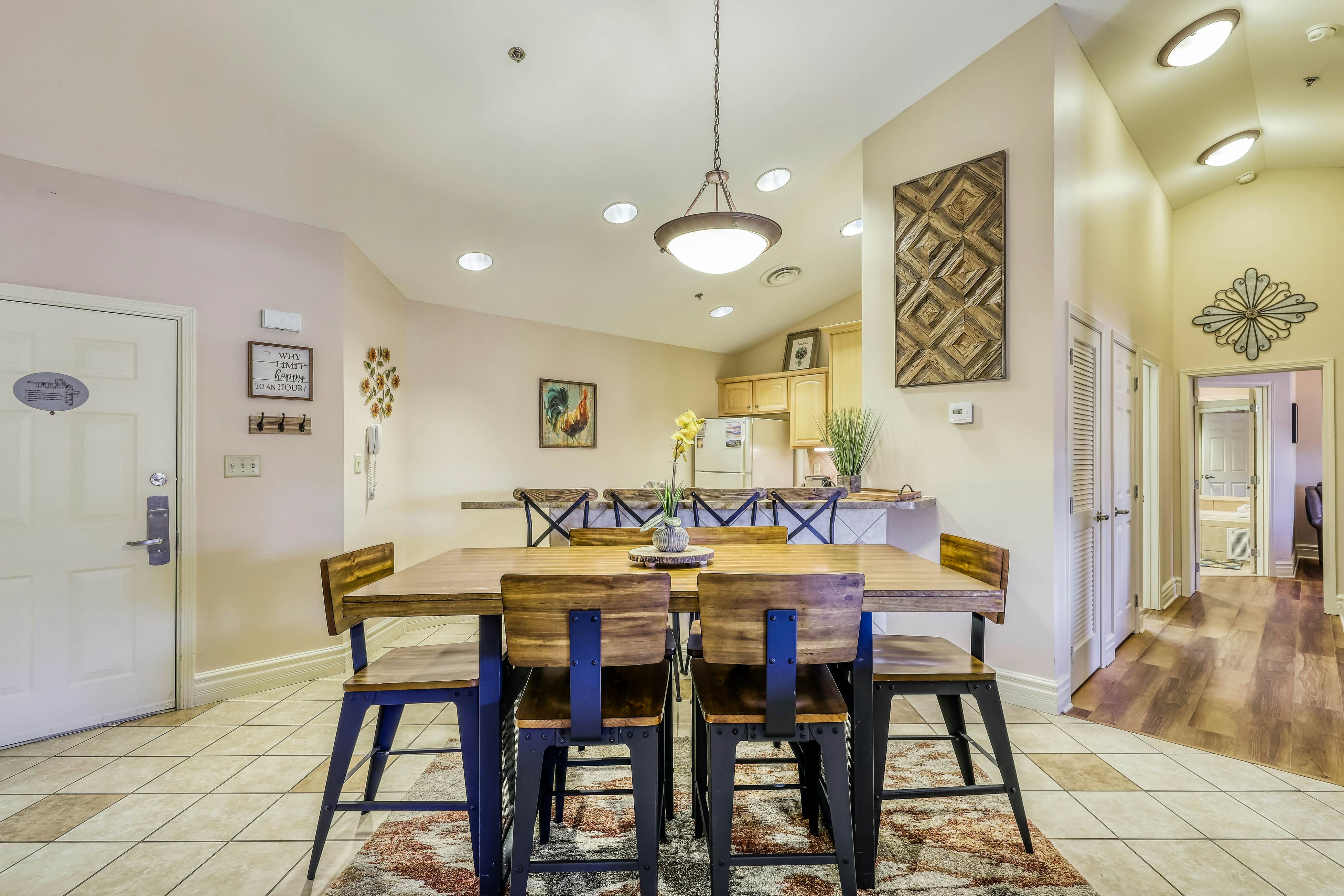 Cozy Creekside Condo, Sleeps 8・Jetted Tub・Gym