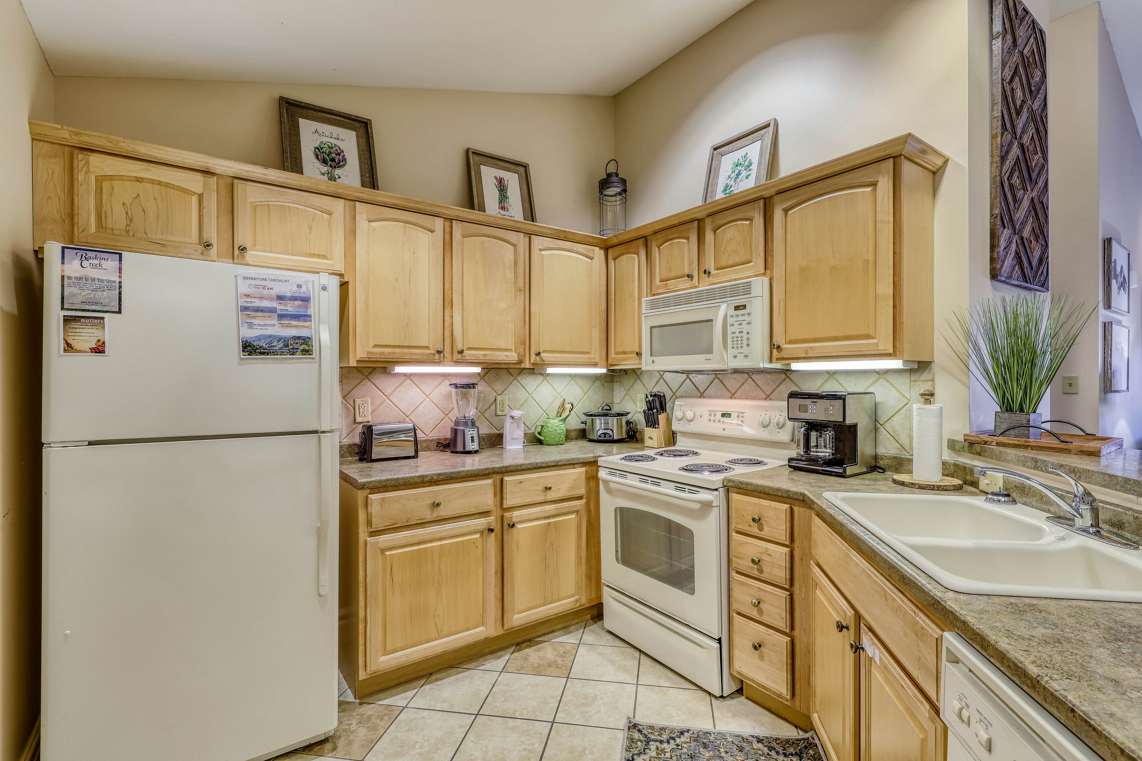 Cozy Creekside Condo, Sleeps 8・Jetted Tub・Gym