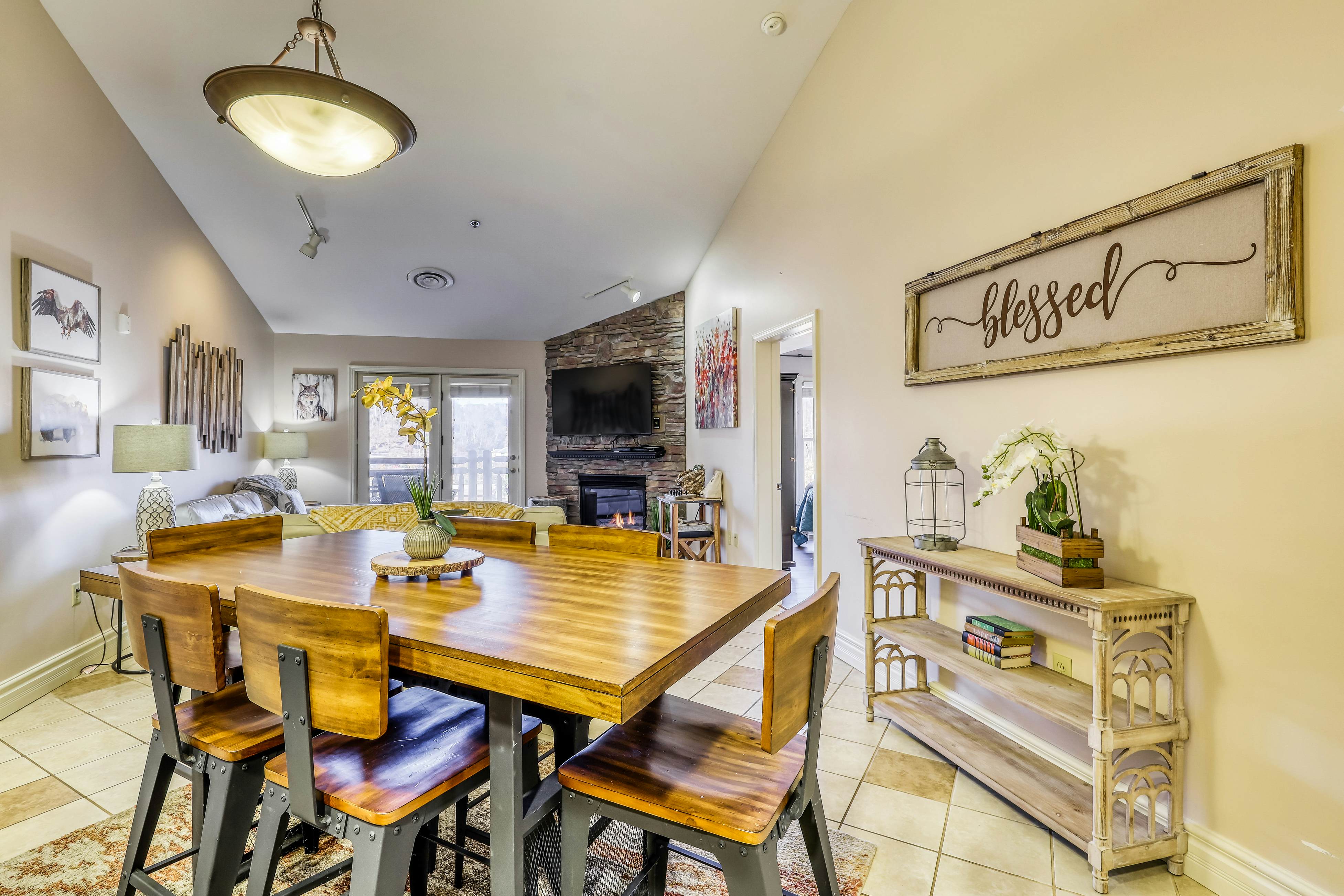 Cozy Creekside Condo, Sleeps 8・Jetted Tub・Gym