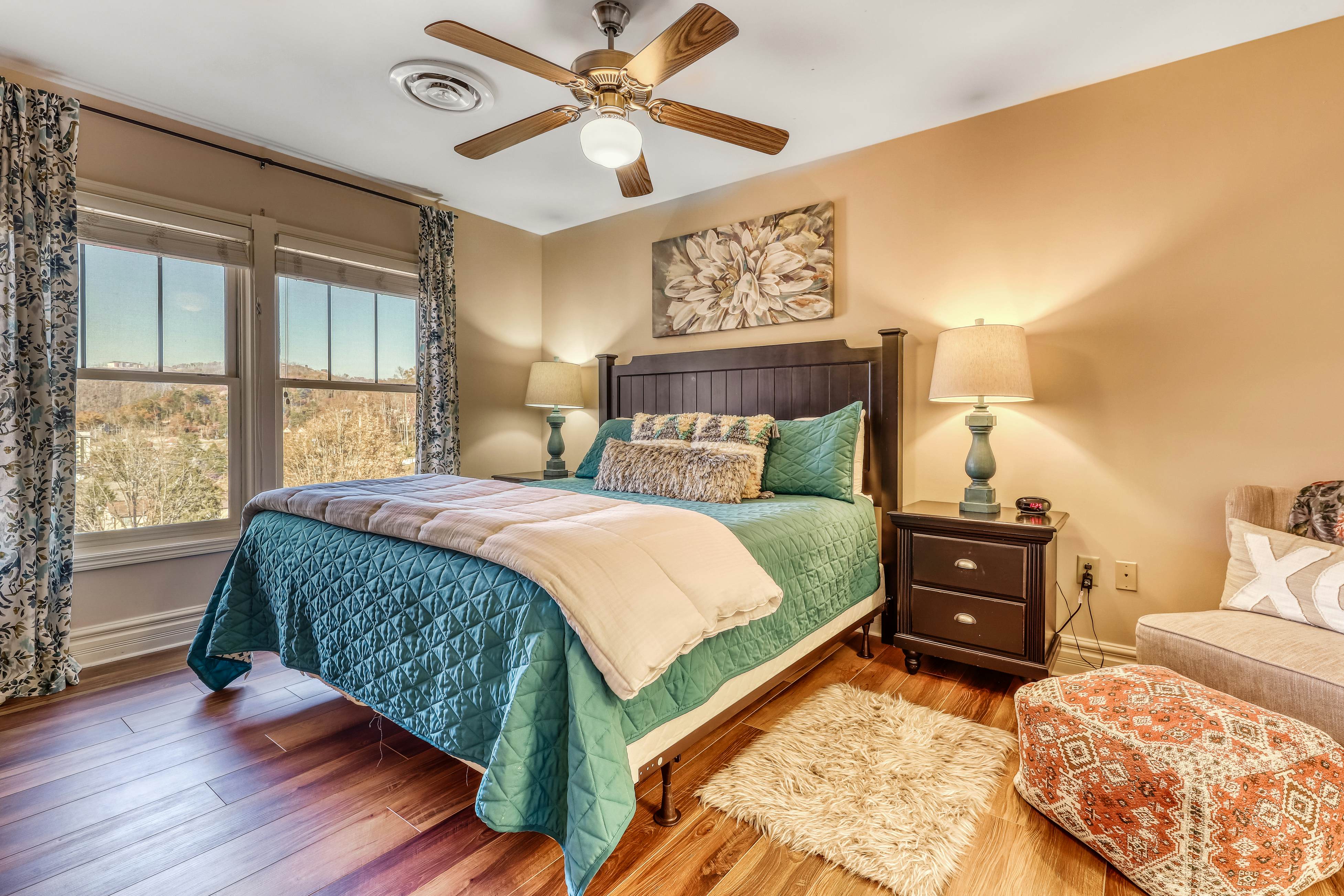 Cozy Creekside Condo, Sleeps 8・Jetted Tub・Gym