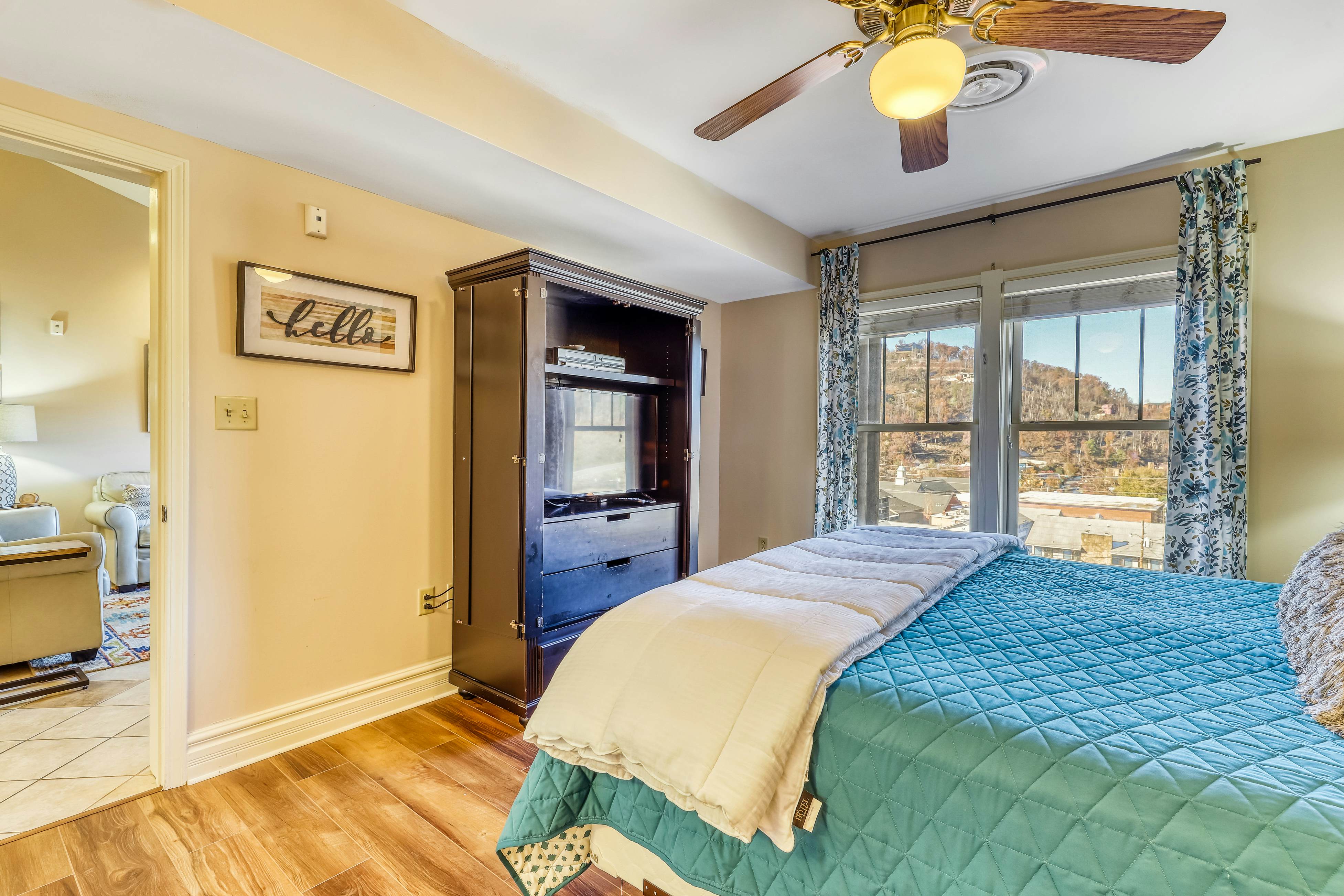 Cozy Creekside Condo, Sleeps 8・Jetted Tub・Gym