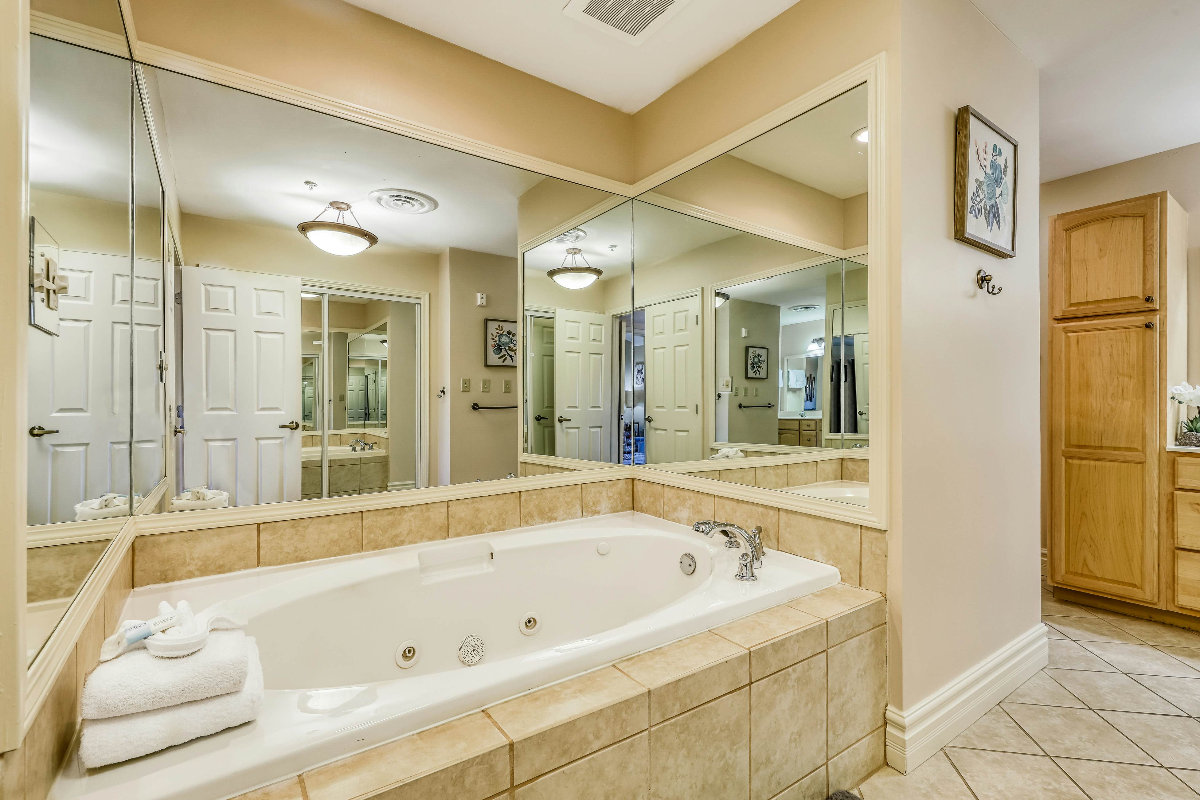 Cozy Creekside Condo, Sleeps 8・Jetted Tub・Gym