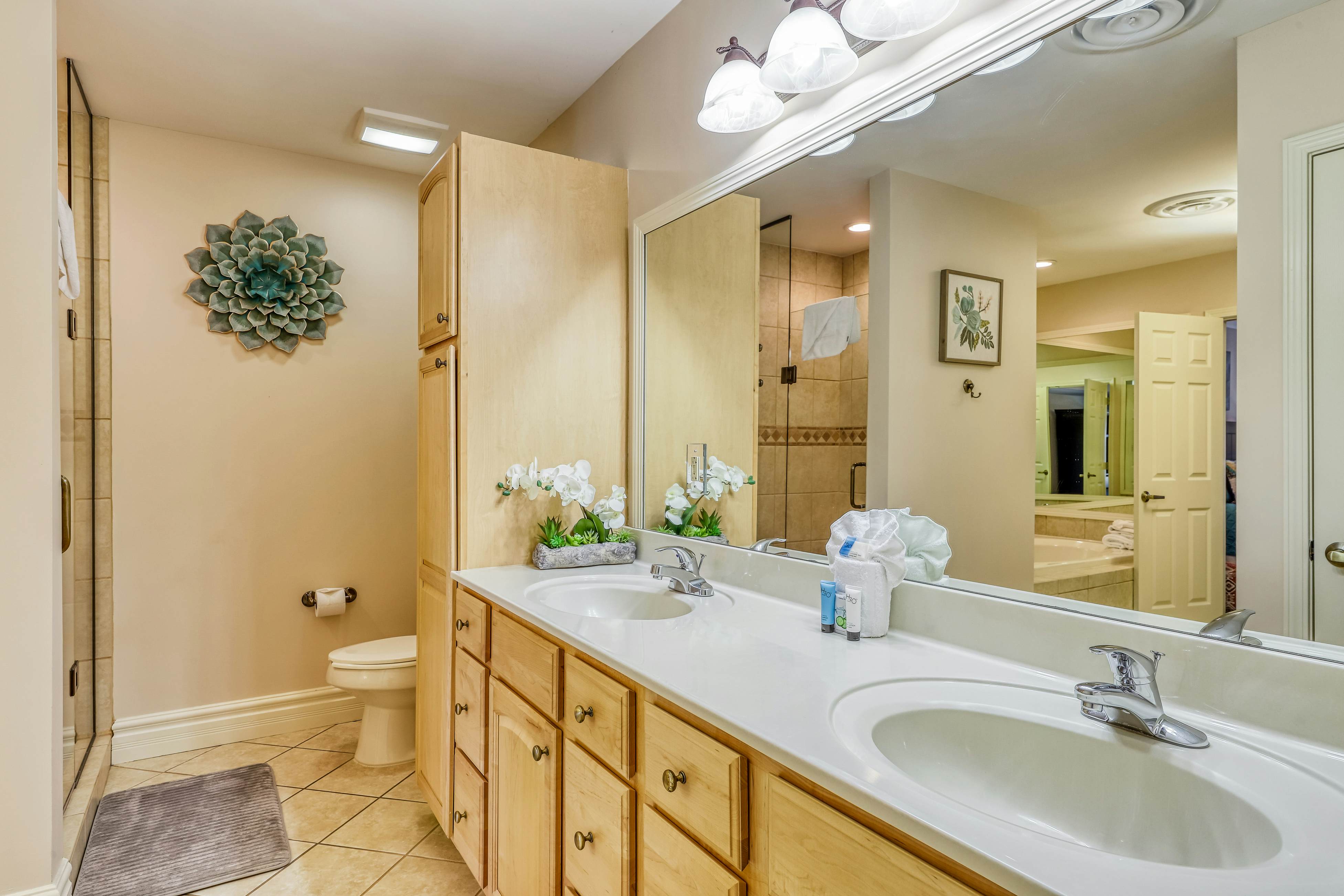 Cozy Creekside Condo, Sleeps 8・Jetted Tub・Gym