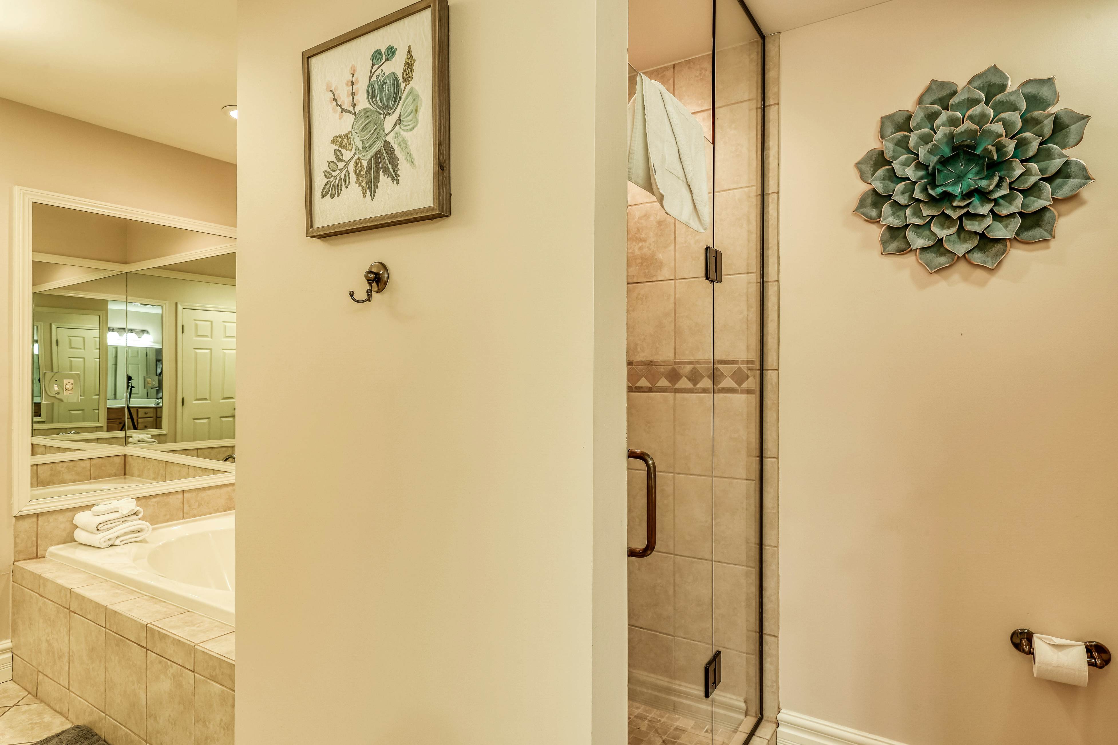 Cozy Creekside Condo, Sleeps 8・Jetted Tub・Gym