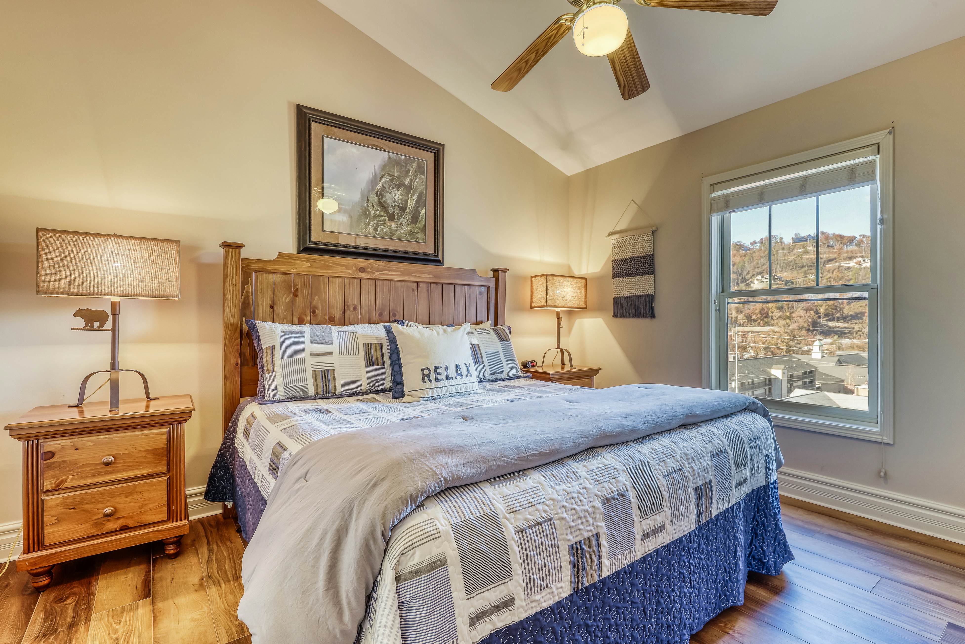 Cozy Creekside Condo, Sleeps 8・Jetted Tub・Gym