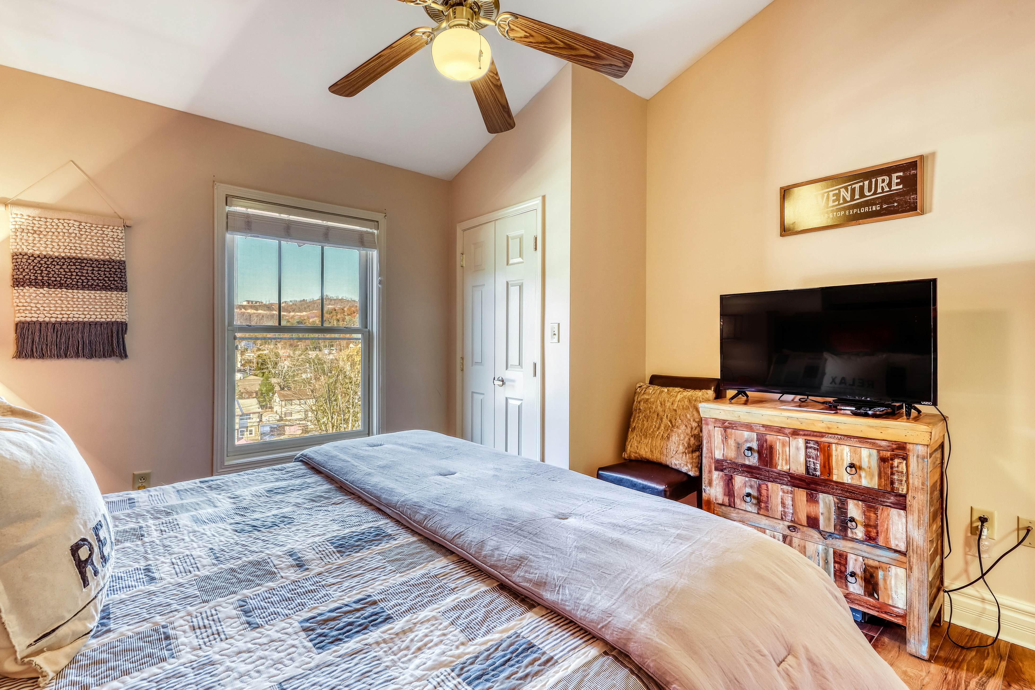 Cozy Creekside Condo, Sleeps 8・Jetted Tub・Gym