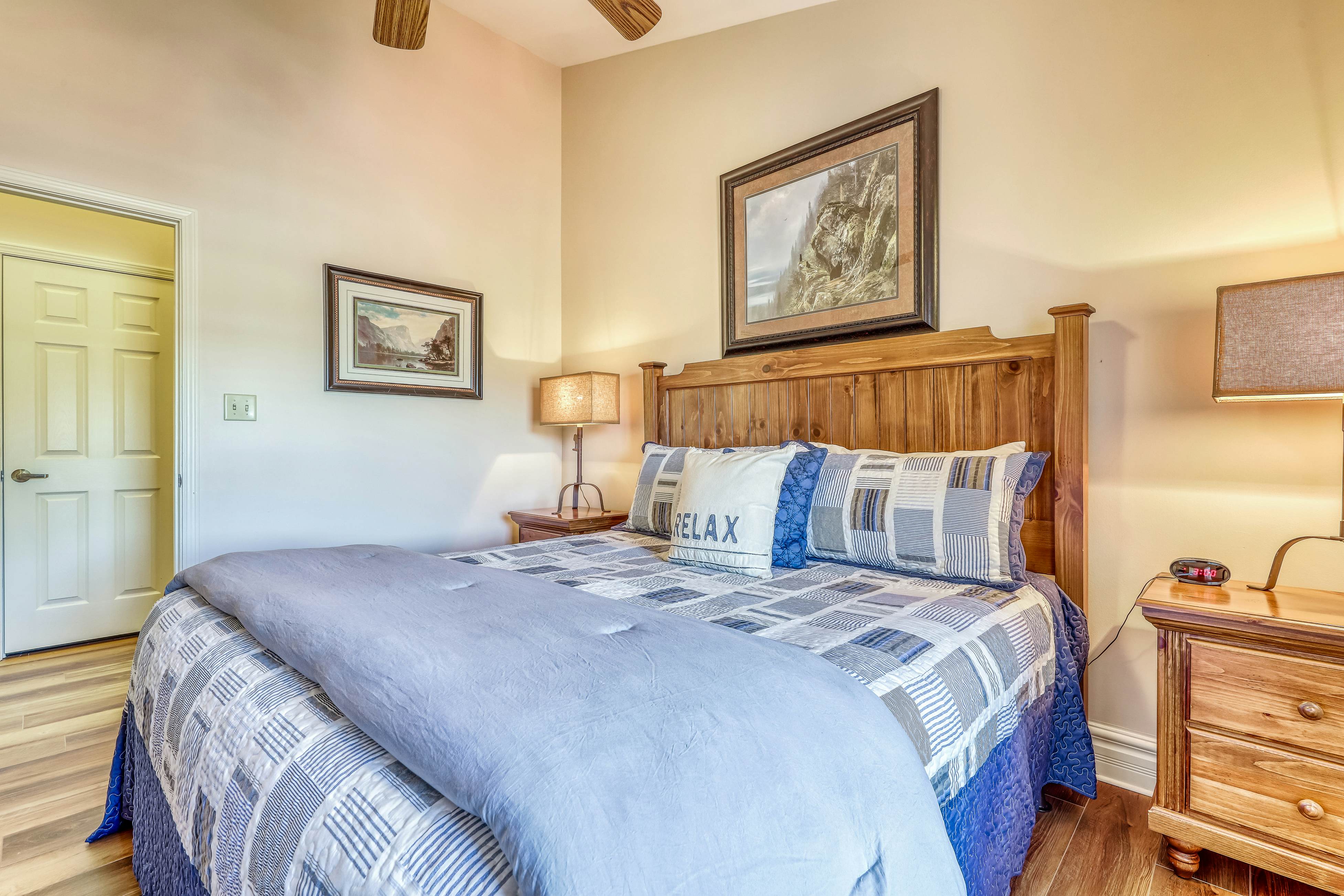 Cozy Creekside Condo, Sleeps 8・Jetted Tub・Gym