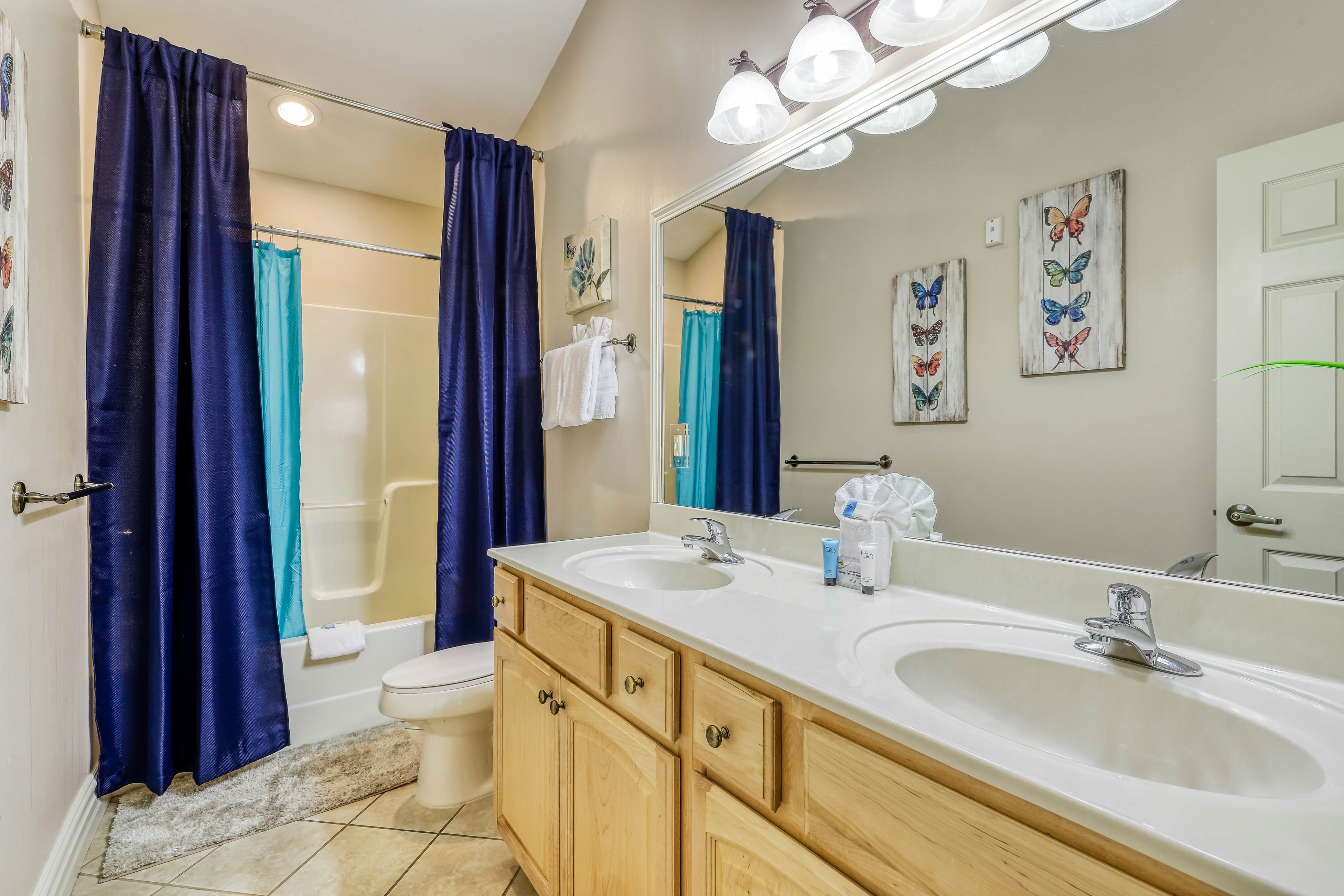 Cozy Creekside Condo, Sleeps 8・Jetted Tub・Gym