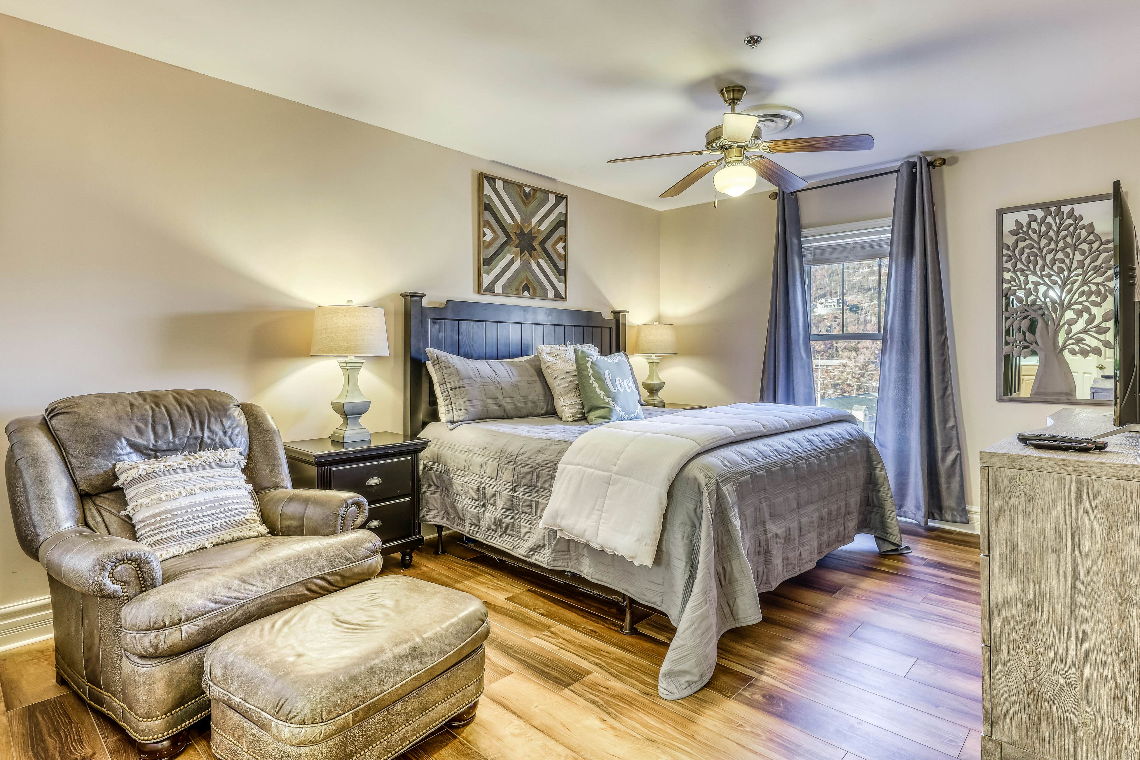 Cozy Creekside Condo, Sleeps 8・Jetted Tub・Gym