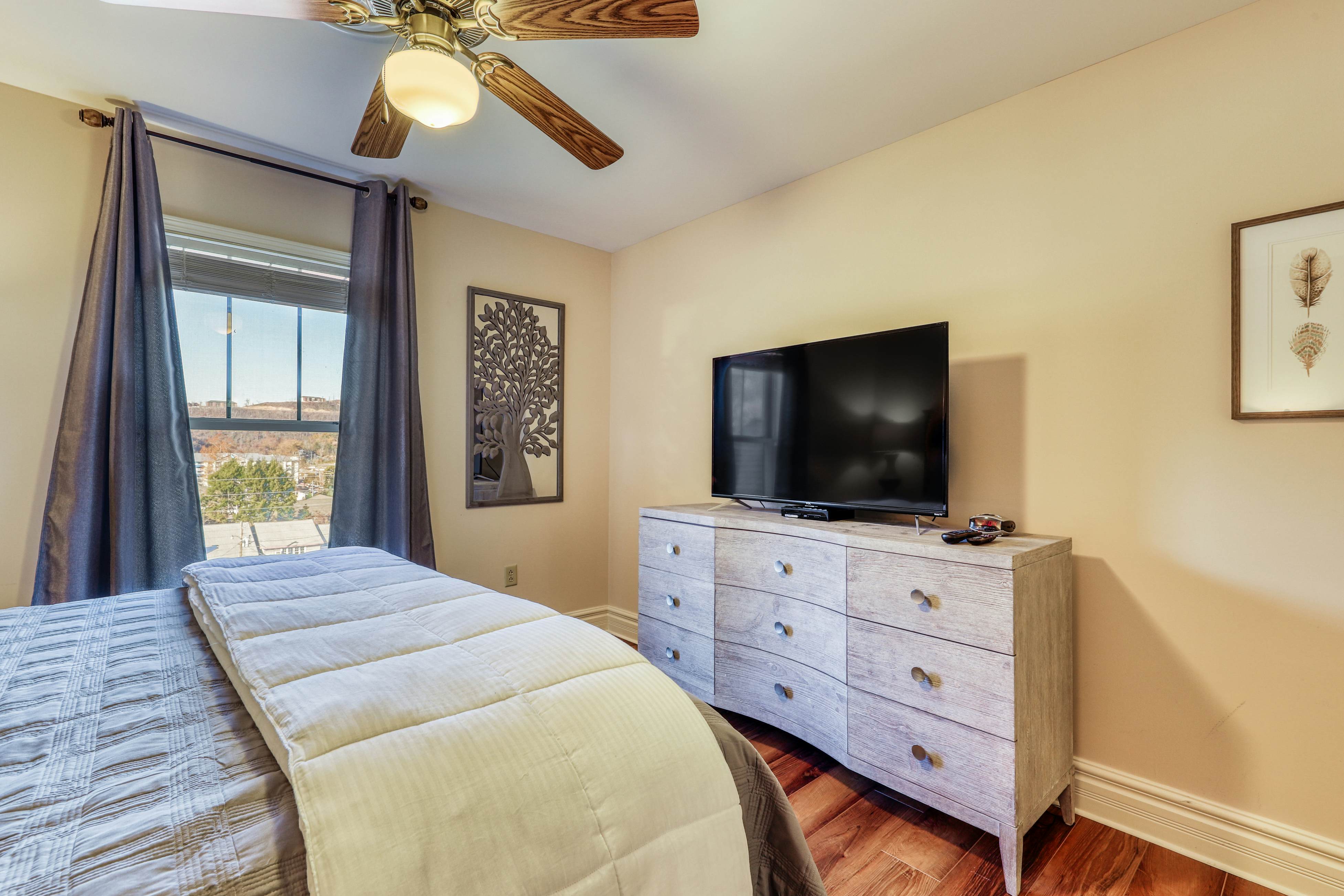 Cozy Creekside Condo, Sleeps 8・Jetted Tub・Gym