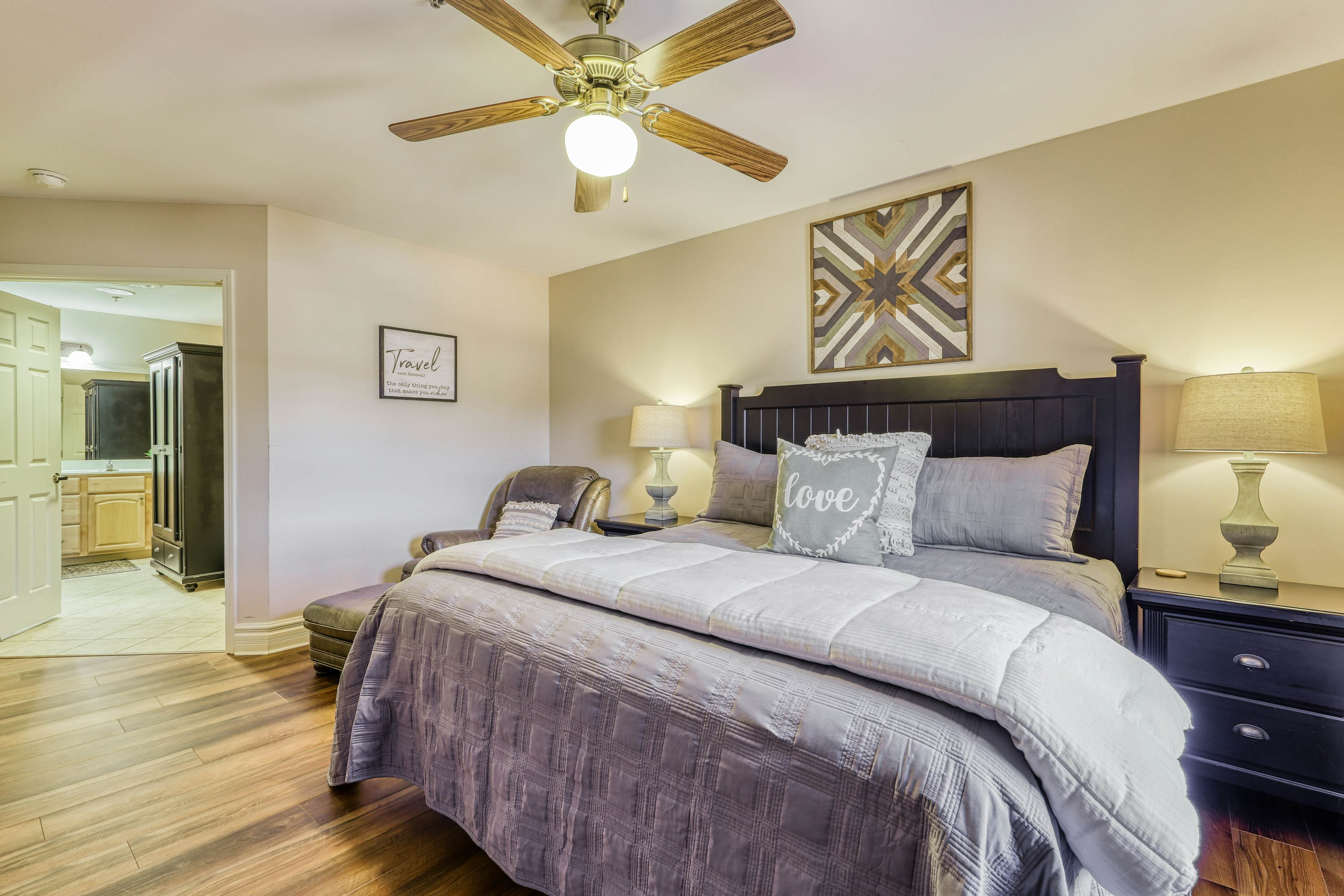 Cozy Creekside Condo, Sleeps 8・Jetted Tub・Gym