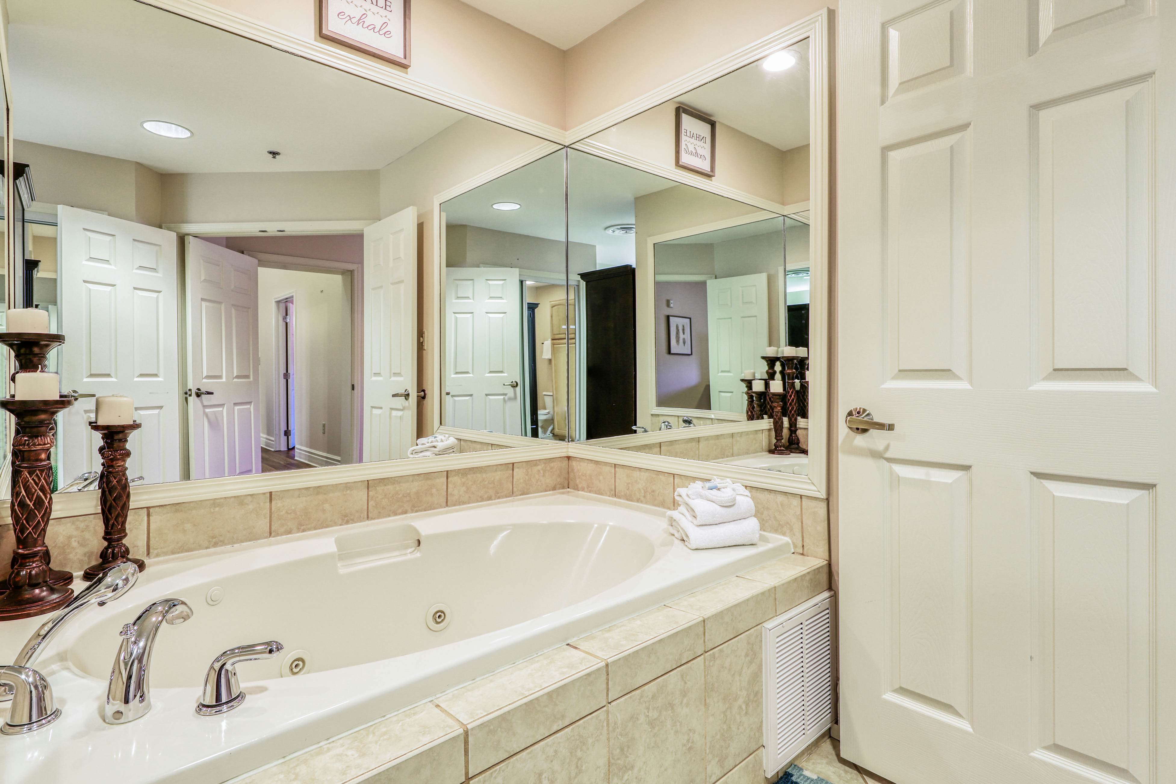 Cozy Creekside Condo, Sleeps 8・Jetted Tub・Gym