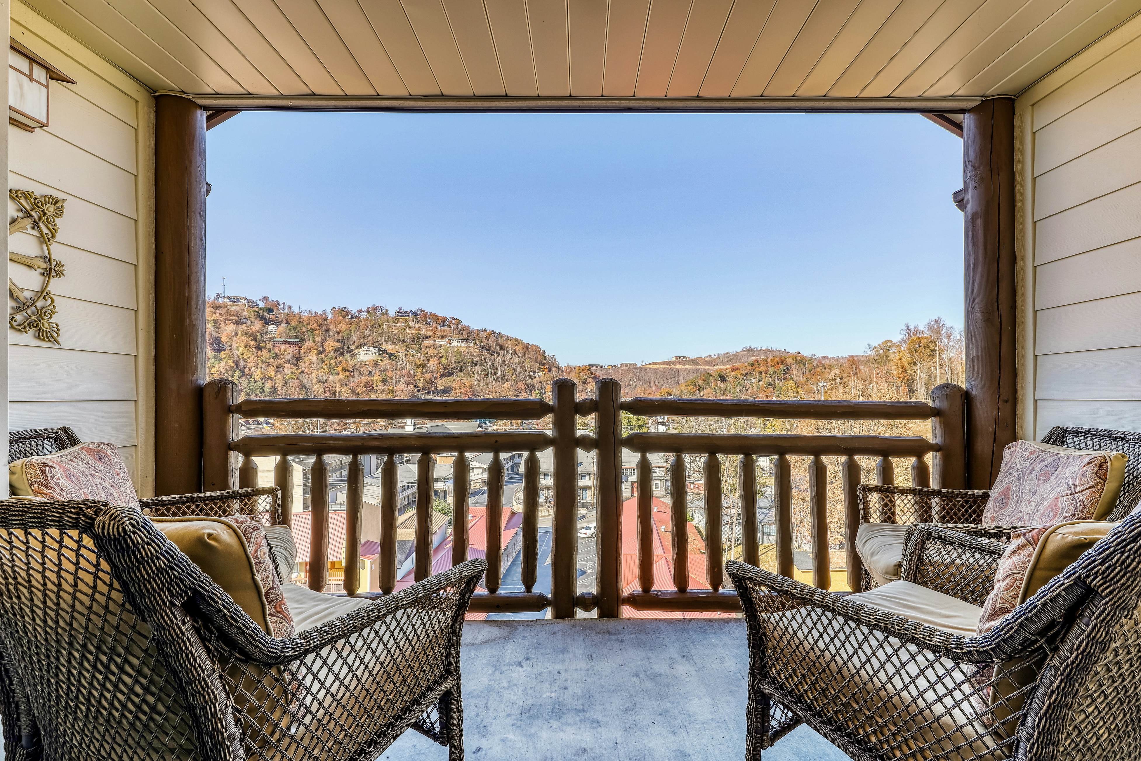 Cozy Creekside Condo, Sleeps 8・Jetted Tub・Gym