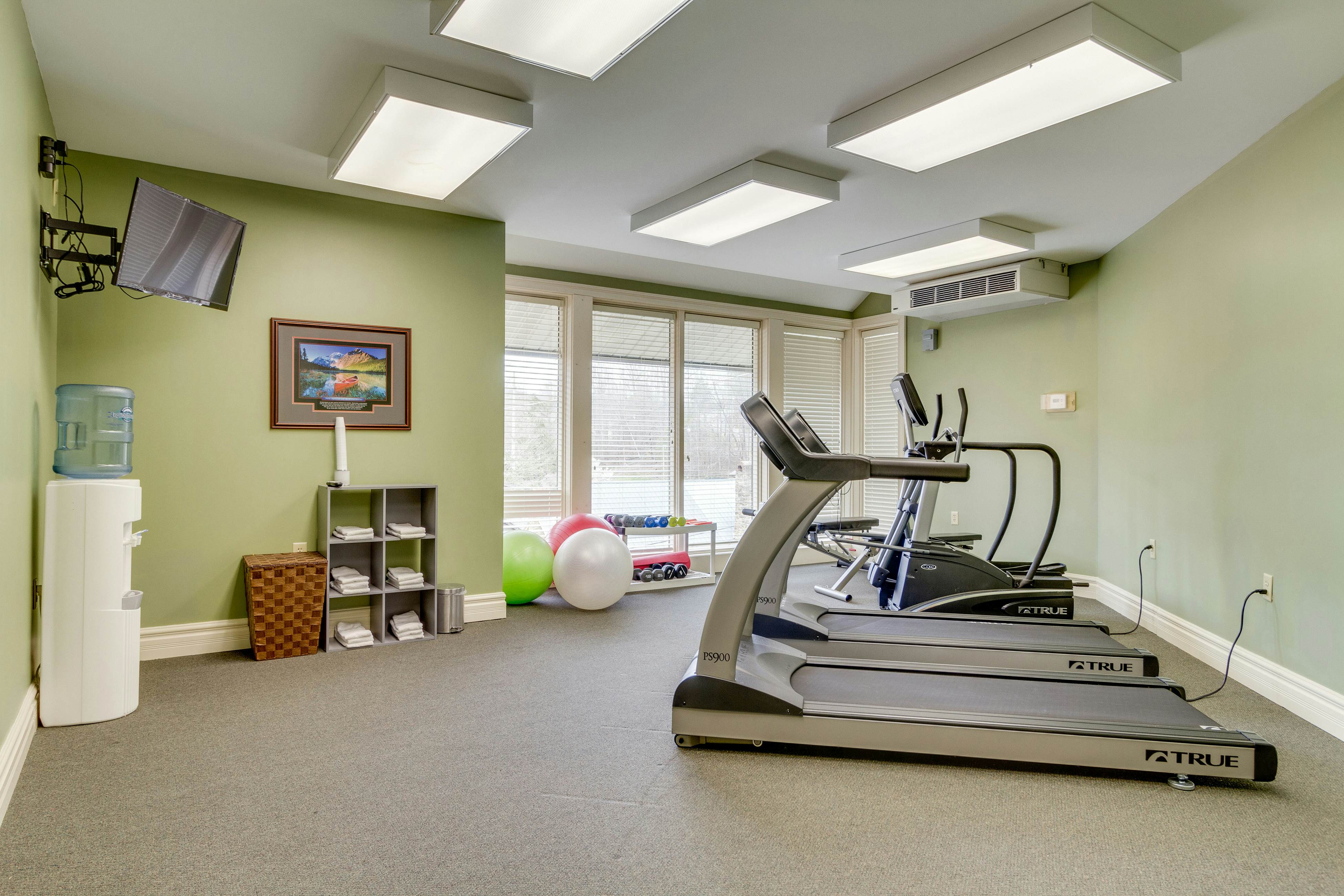 Cozy Creekside Condo, Sleeps 8・Jetted Tub・Gym