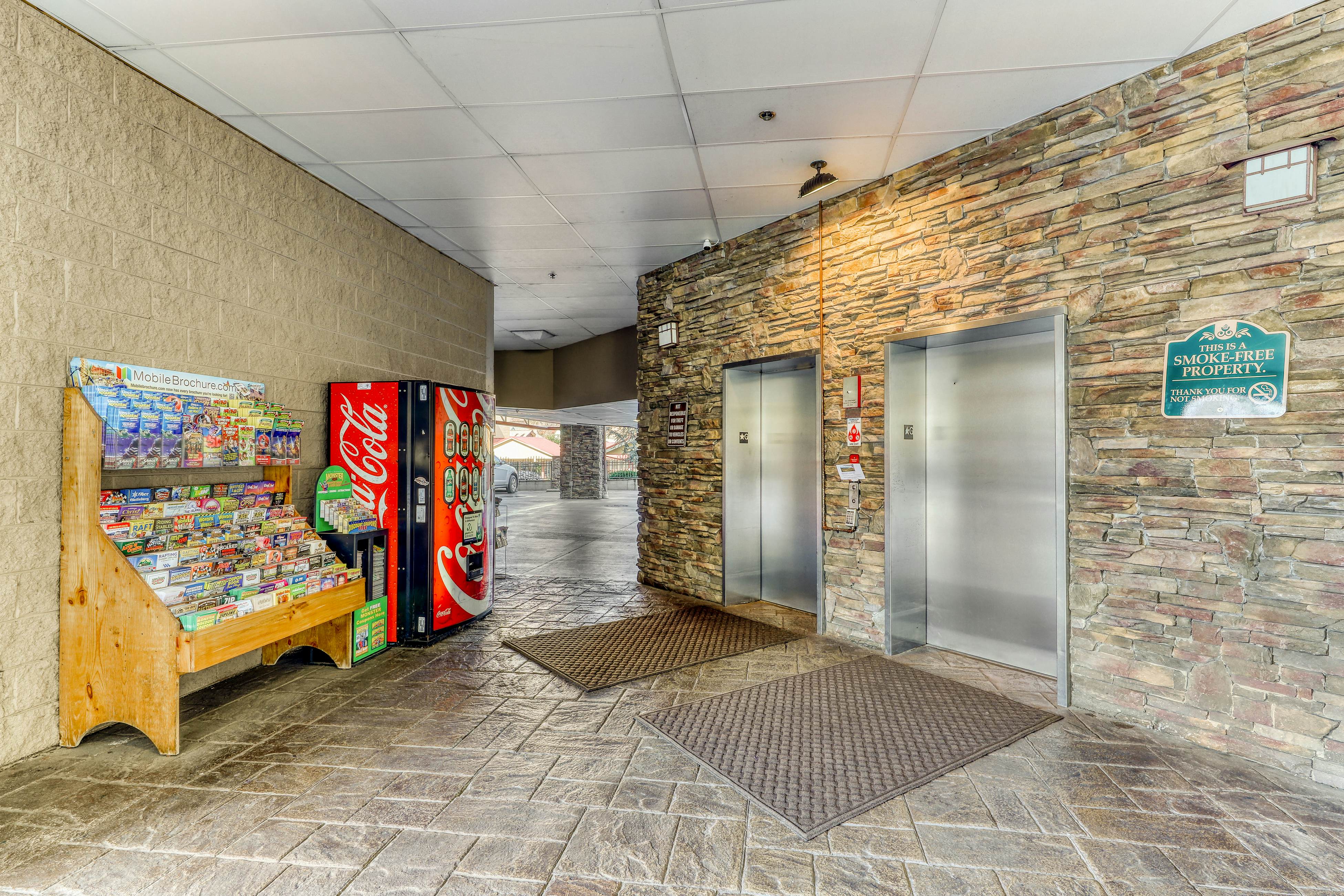 Cozy Creekside Condo, Sleeps 8・Jetted Tub・Gym