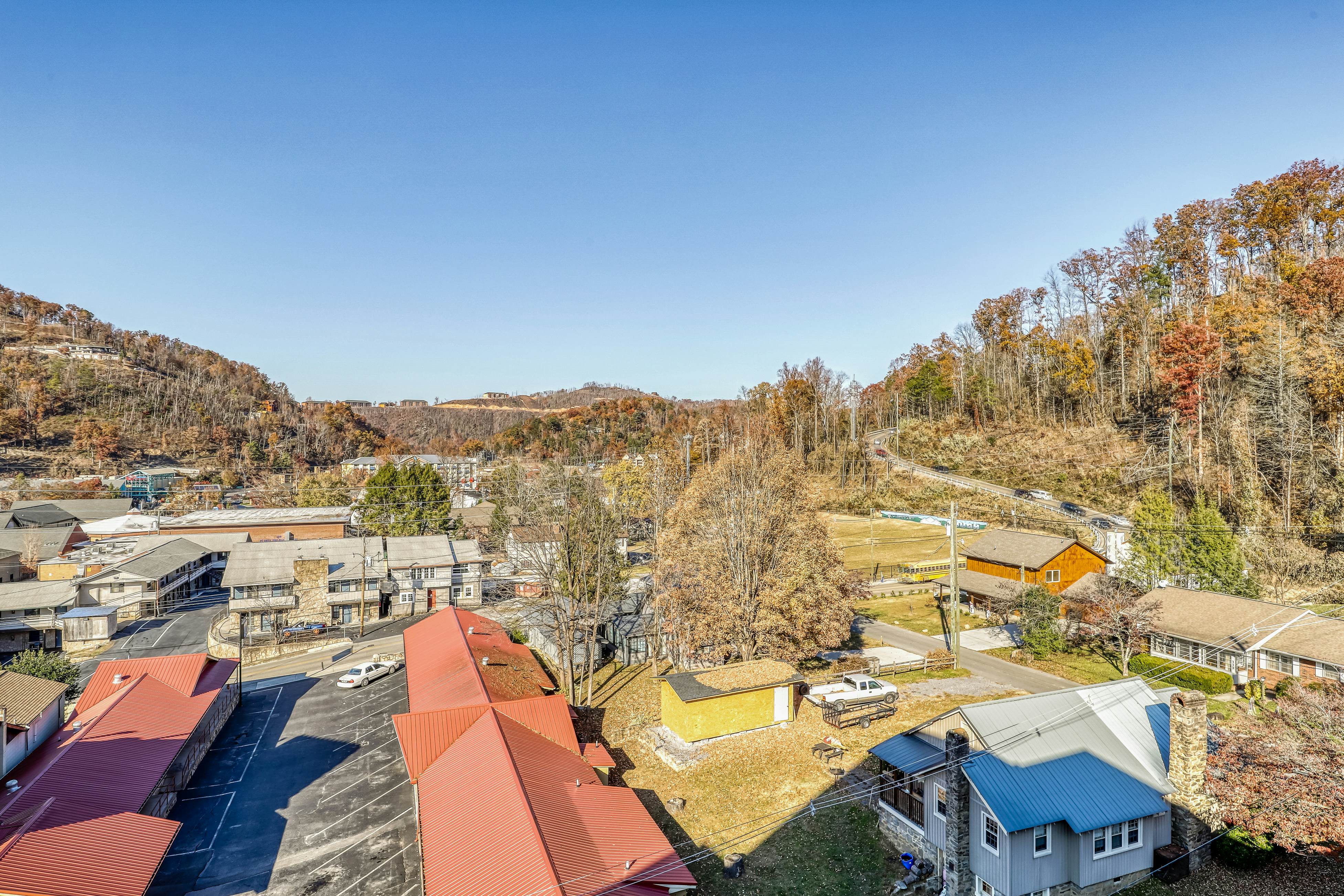 Cozy Creekside Condo, Sleeps 8・Jetted Tub・Gym