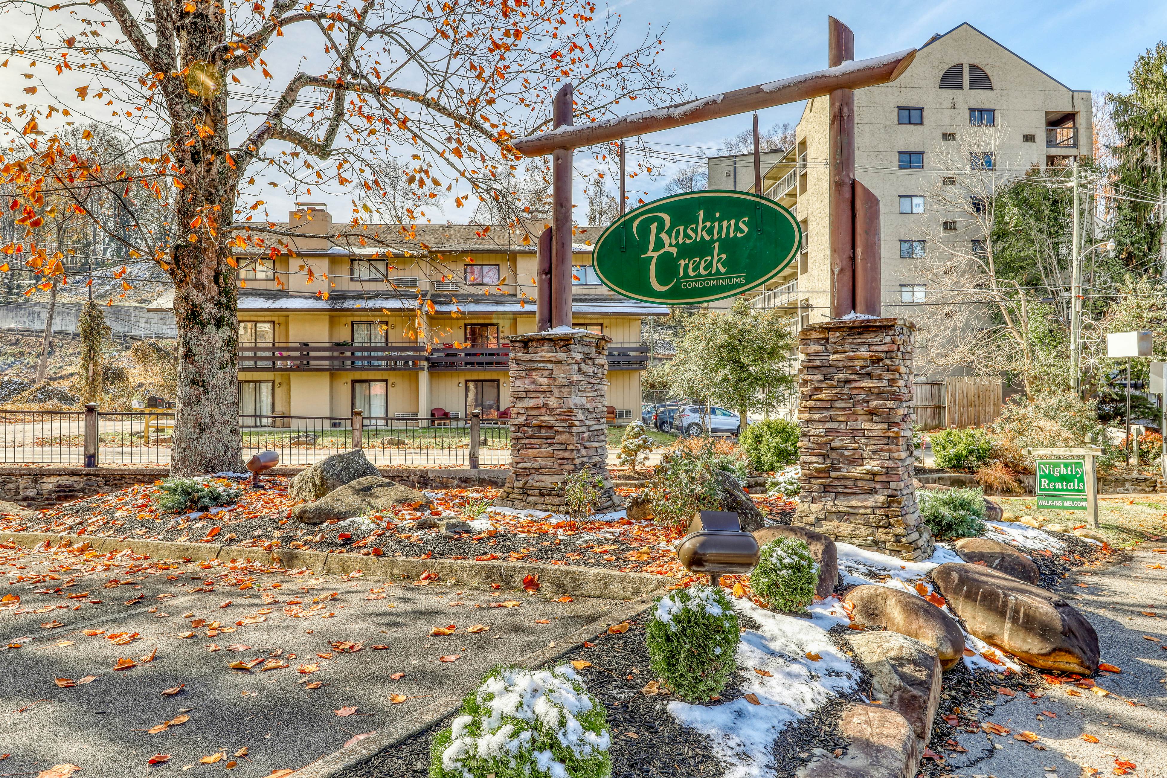 Cozy Creekside Condo, Sleeps 8・Jetted Tub・Gym