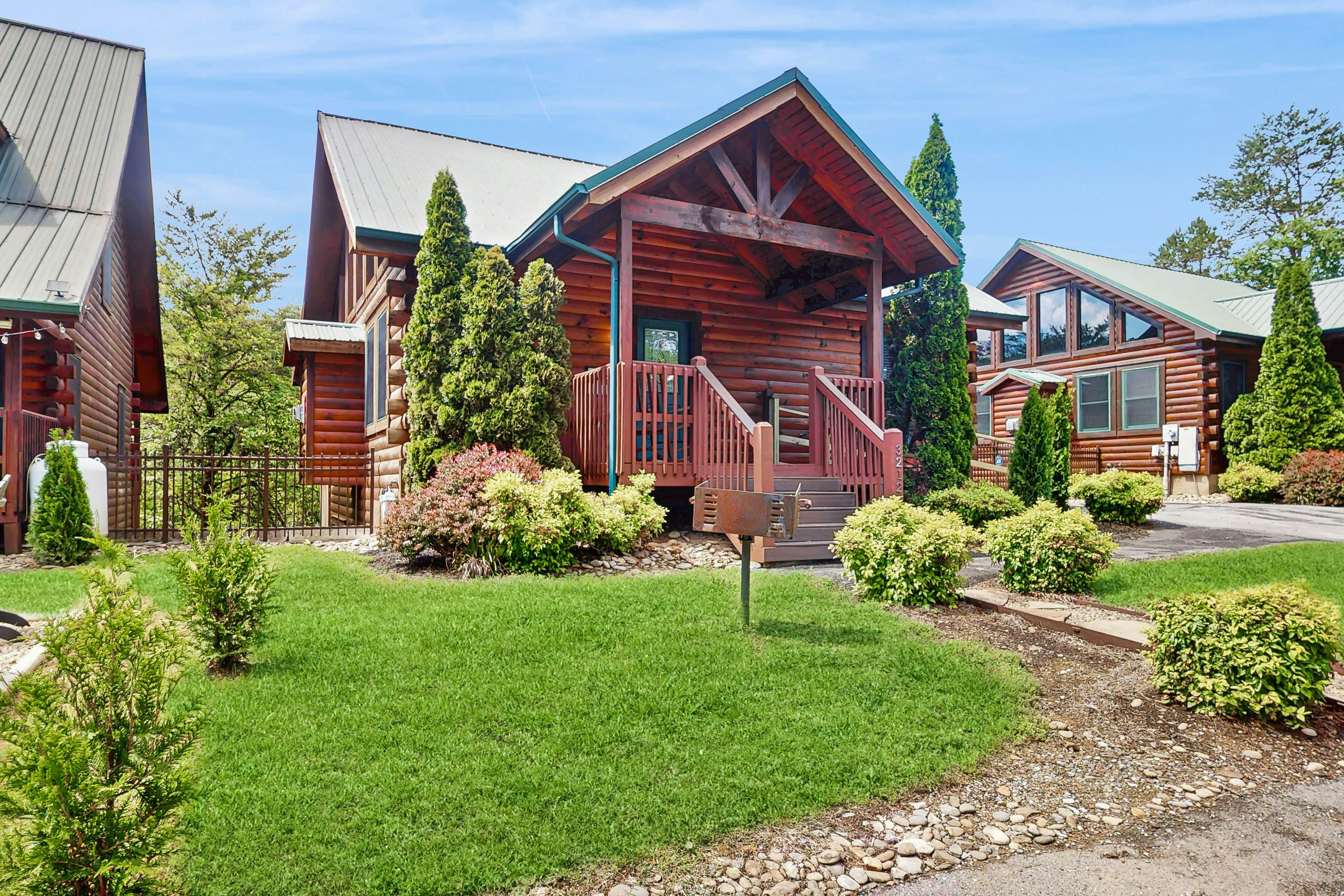 Charming Smokies Cabin, Sleeps 12・Hot Tu・Rec Room