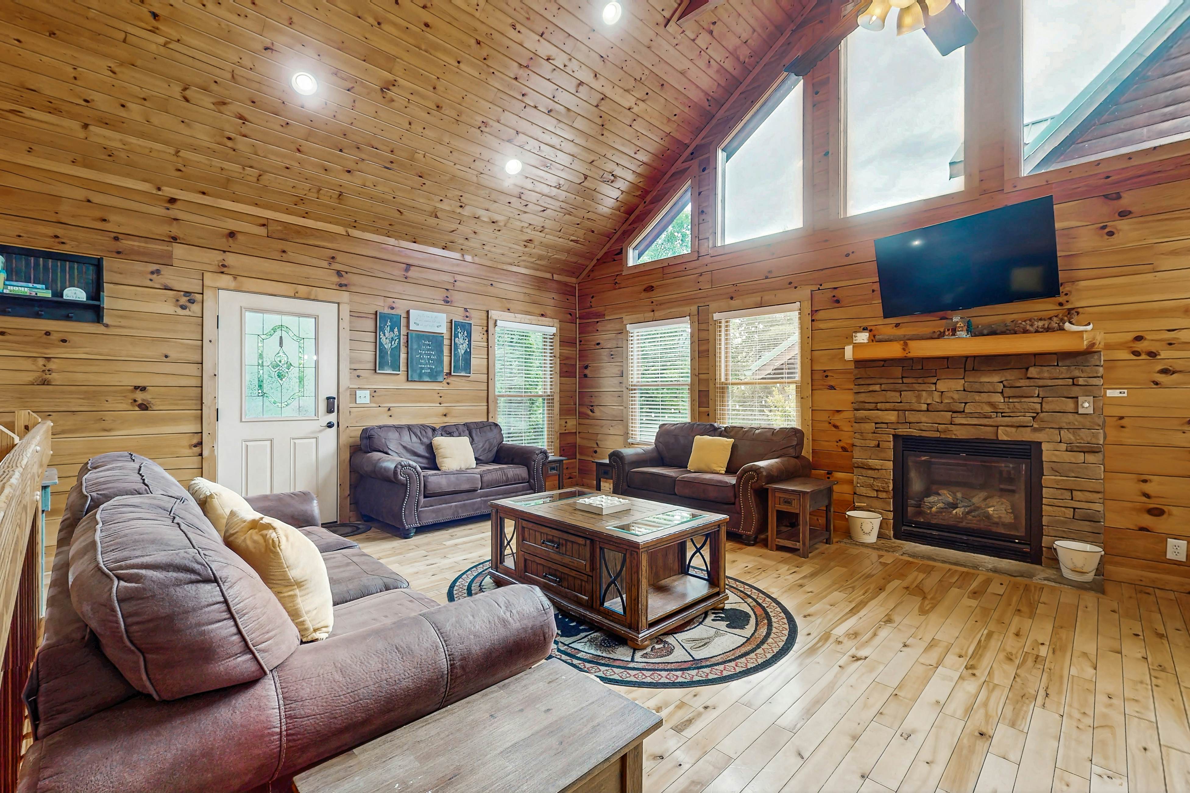 Charming Smokies Cabin, Sleeps 12・Hot Tu・Rec Room