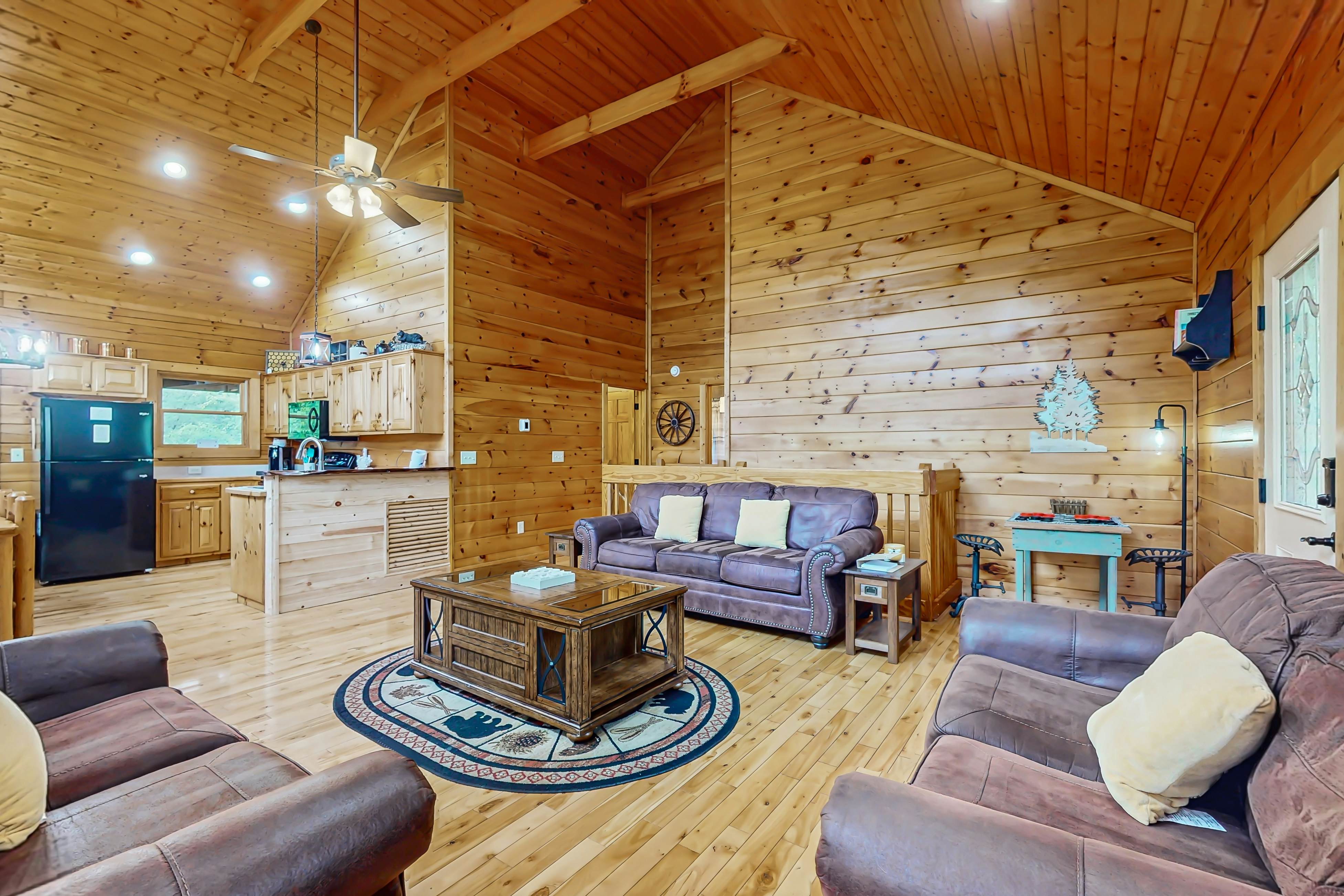 Charming Smokies Cabin, Sleeps 12・Hot Tu・Rec Room