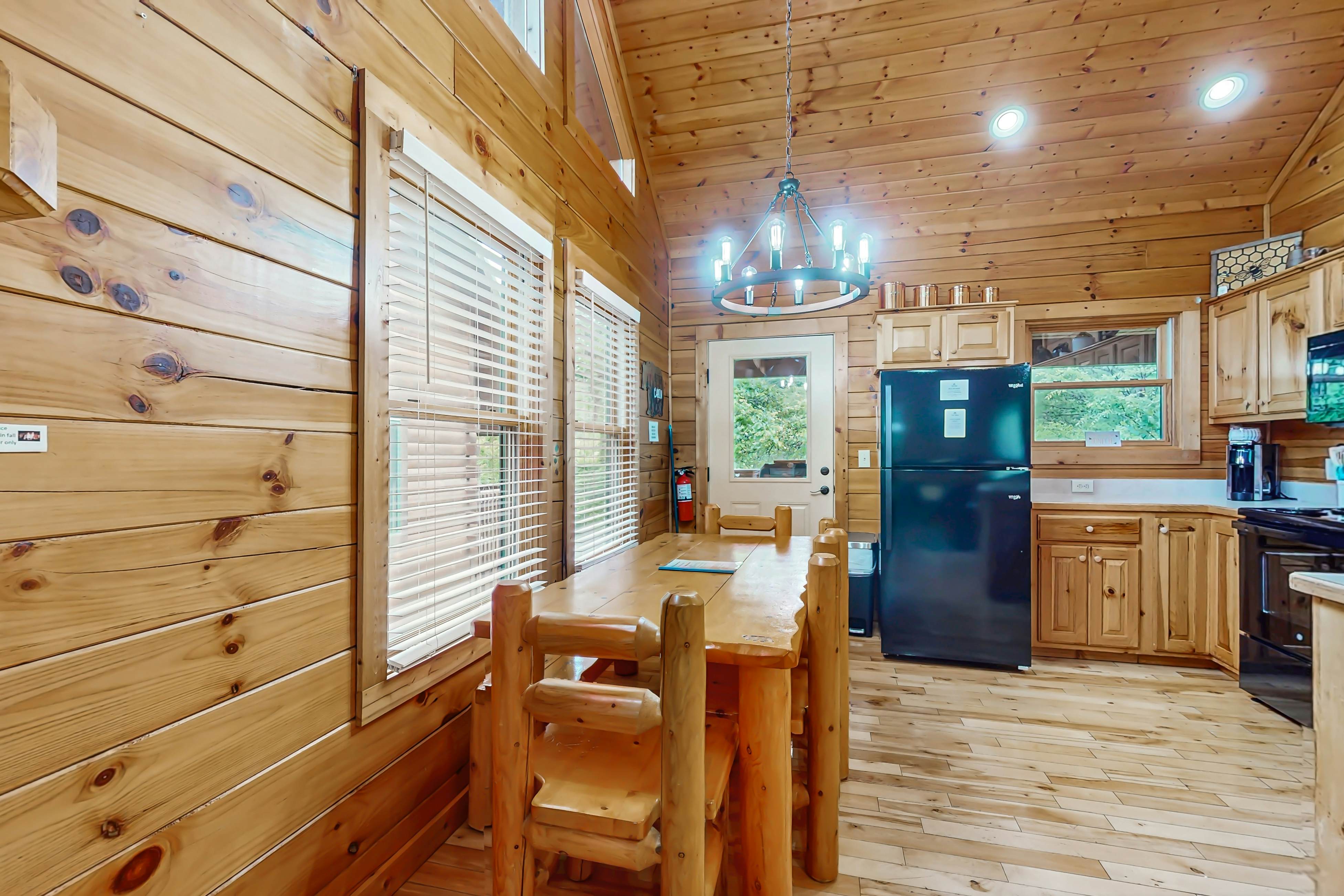 Charming Smokies Cabin, Sleeps 12・Hot Tu・Rec Room
