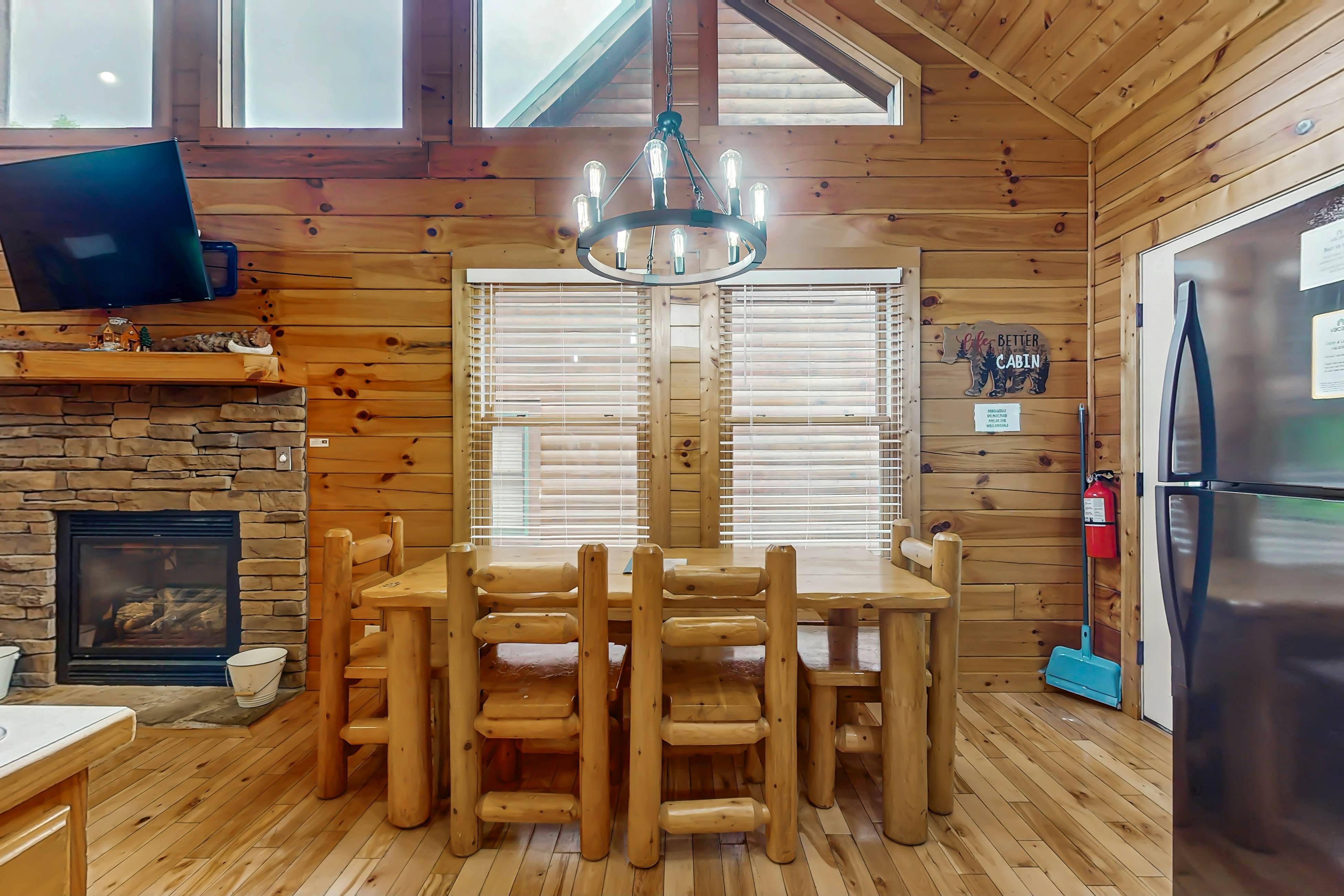 Charming Smokies Cabin, Sleeps 12・Hot Tu・Rec Room