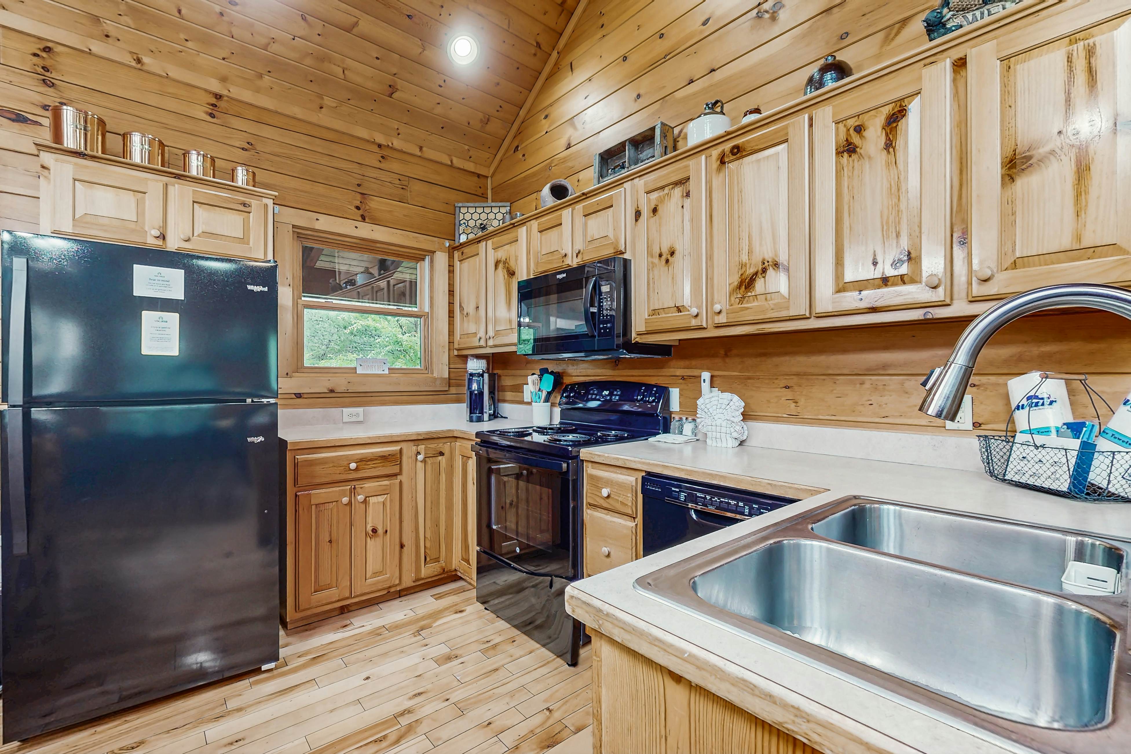 Charming Smokies Cabin, Sleeps 12・Hot Tu・Rec Room