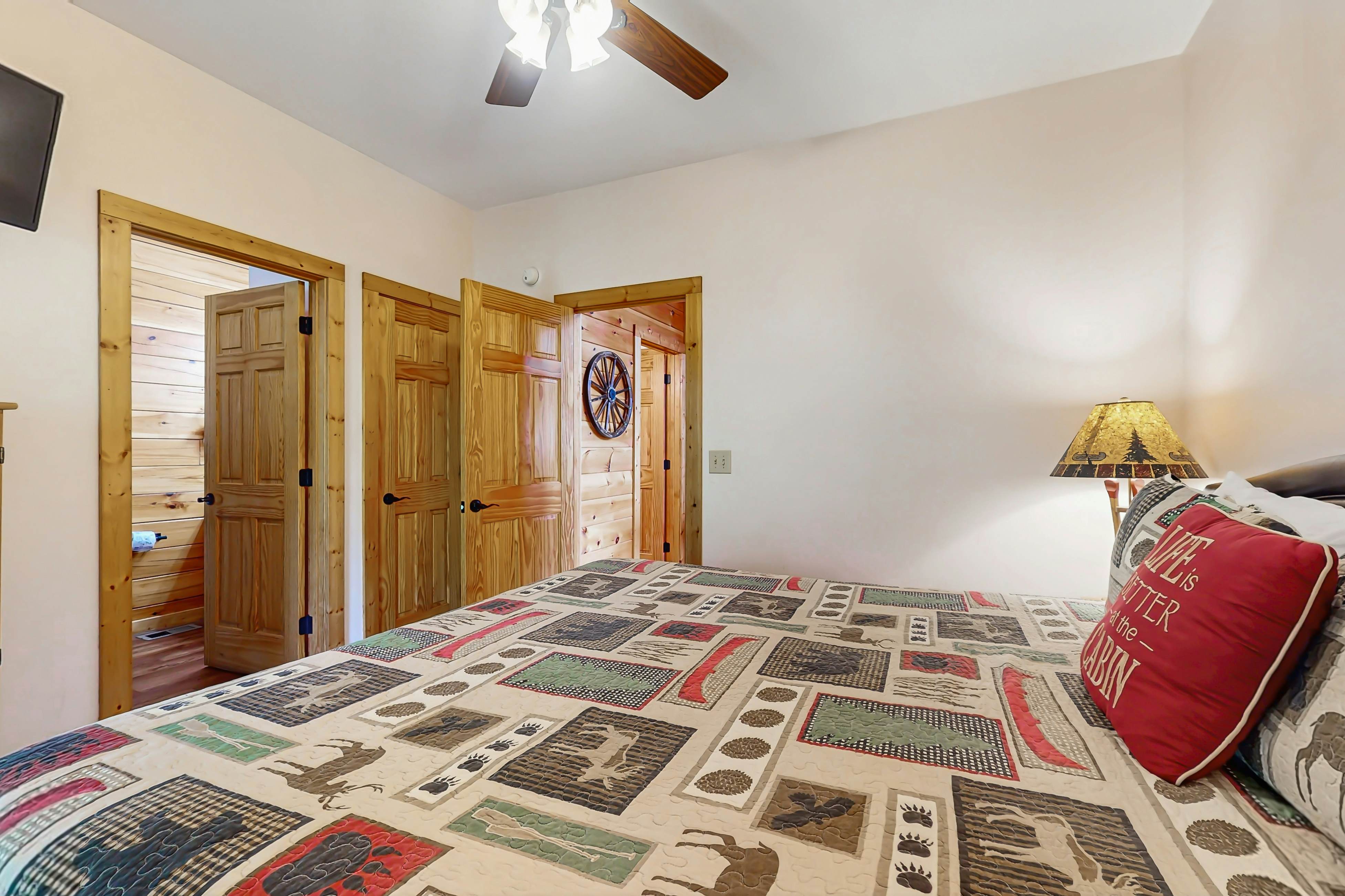 Charming Smokies Cabin, Sleeps 12・Hot Tu・Rec Room