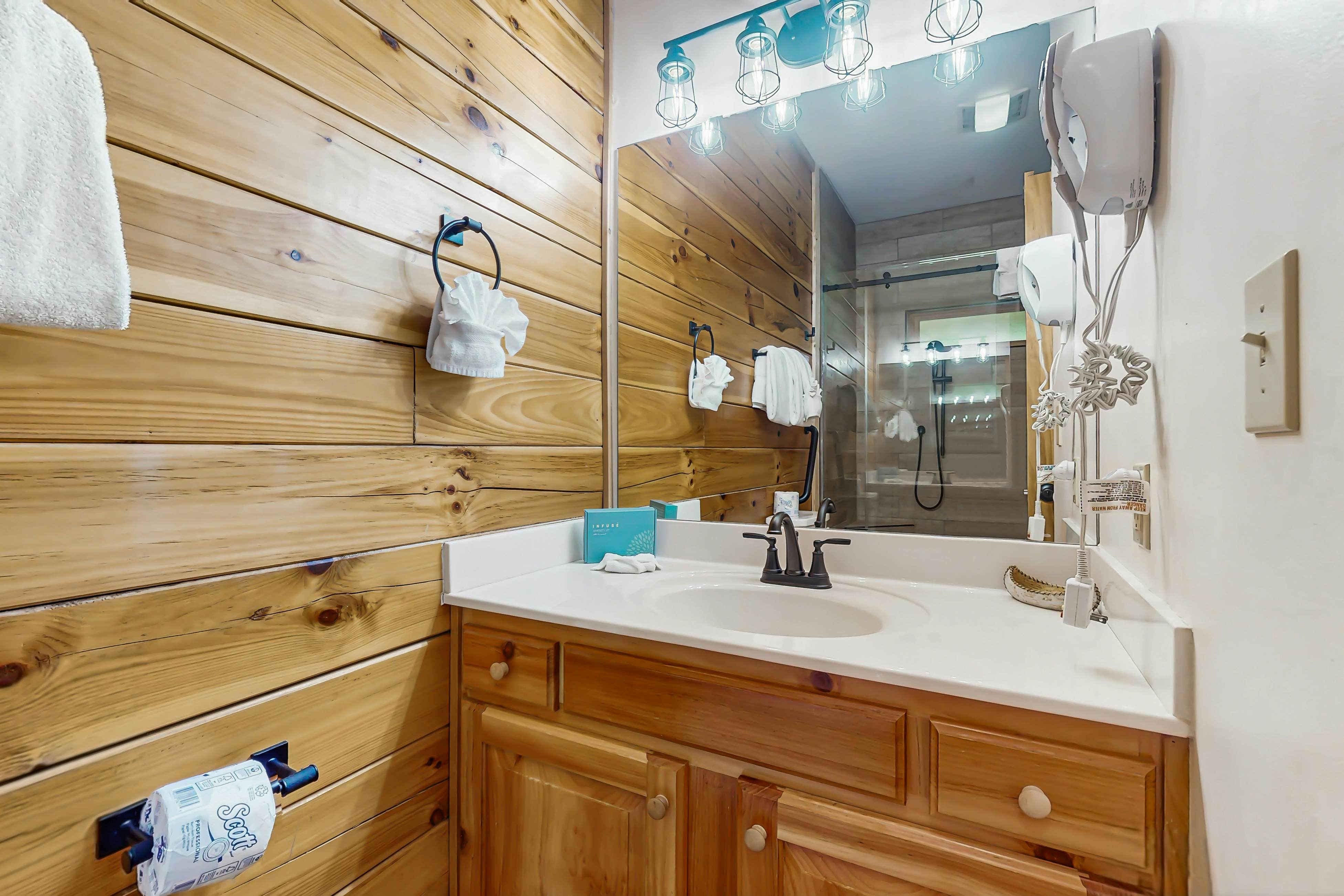 Charming Smokies Cabin, Sleeps 12・Hot Tu・Rec Room