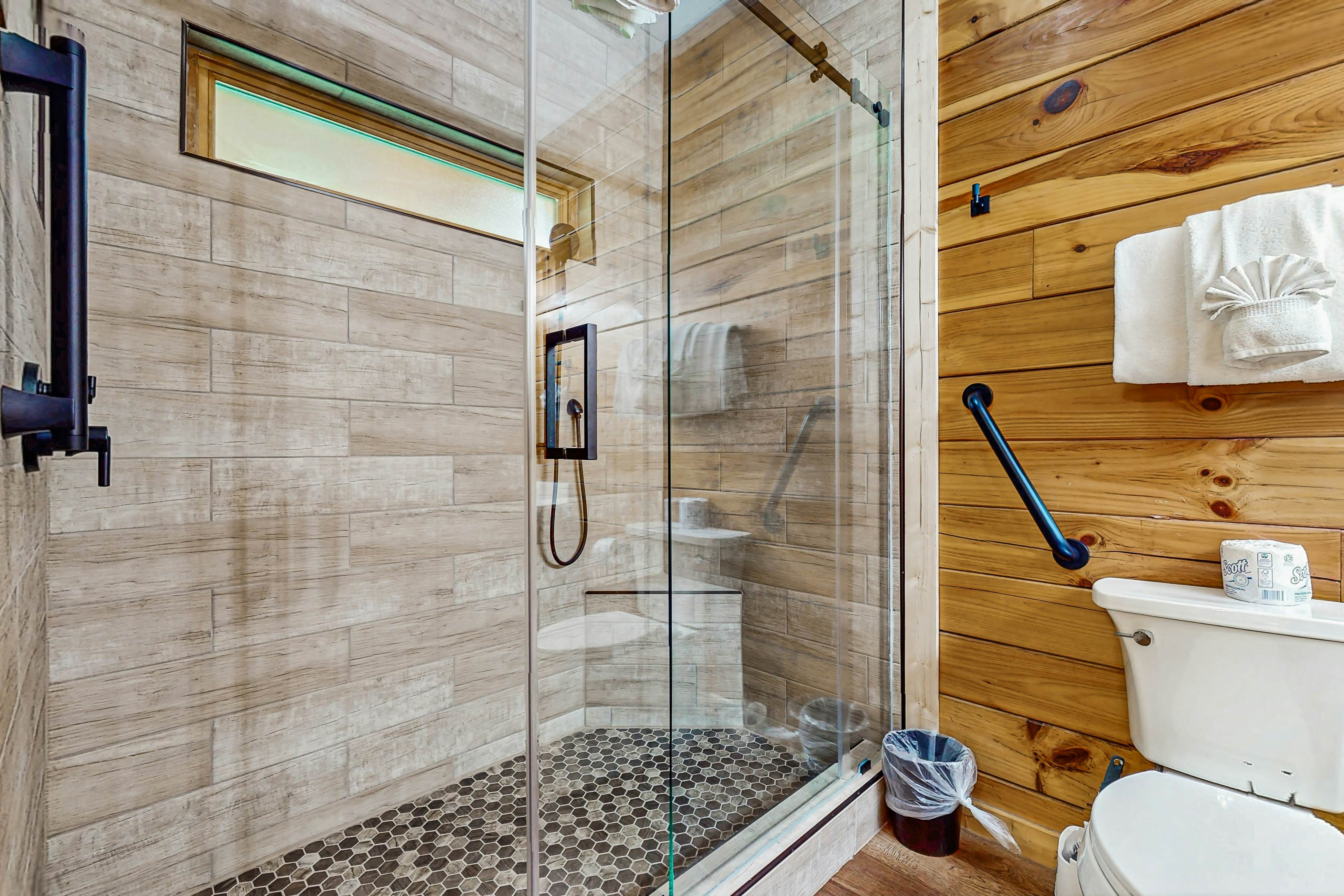 Charming Smokies Cabin, Sleeps 12・Hot Tu・Rec Room