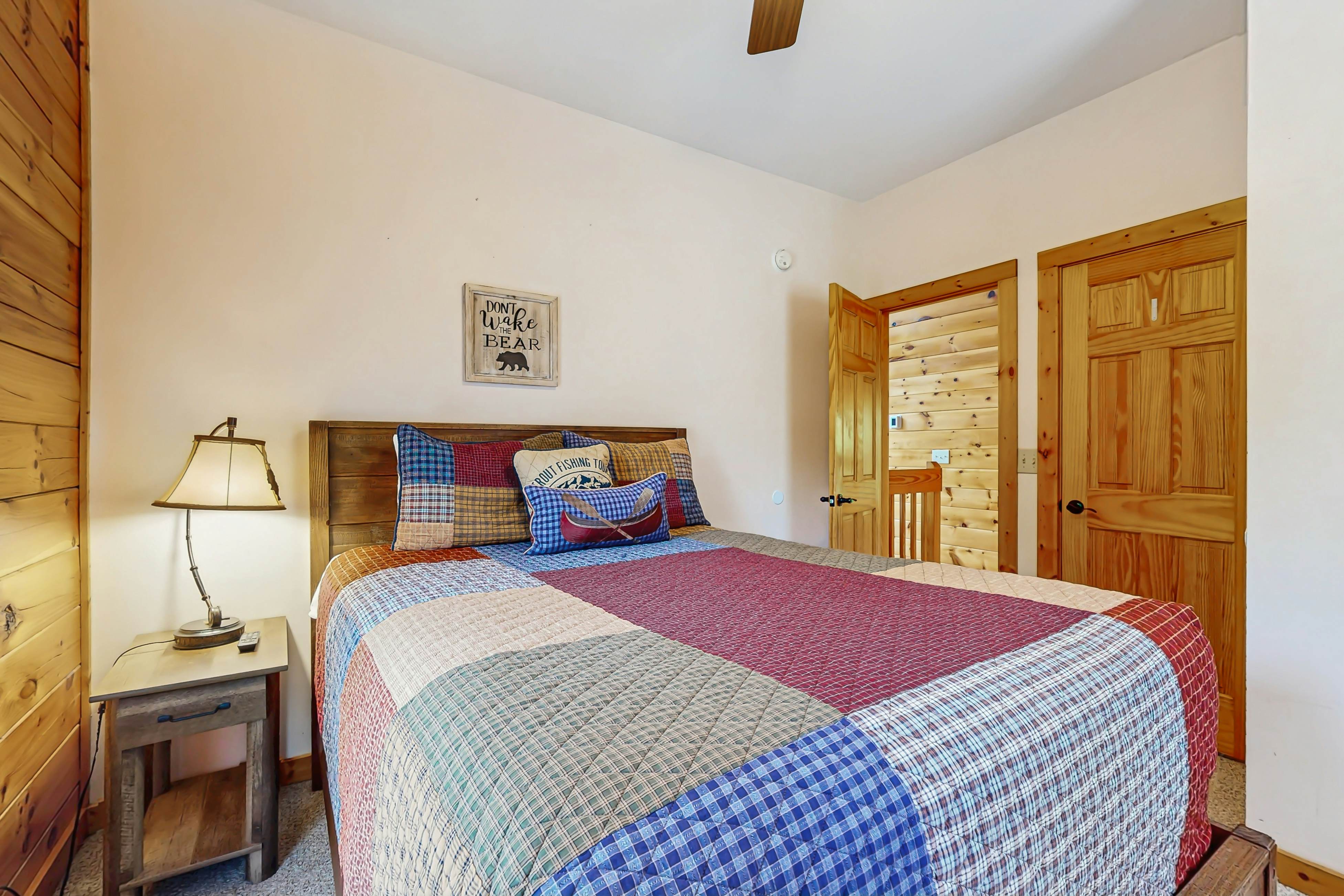 Charming Smokies Cabin, Sleeps 12・Hot Tu・Rec Room