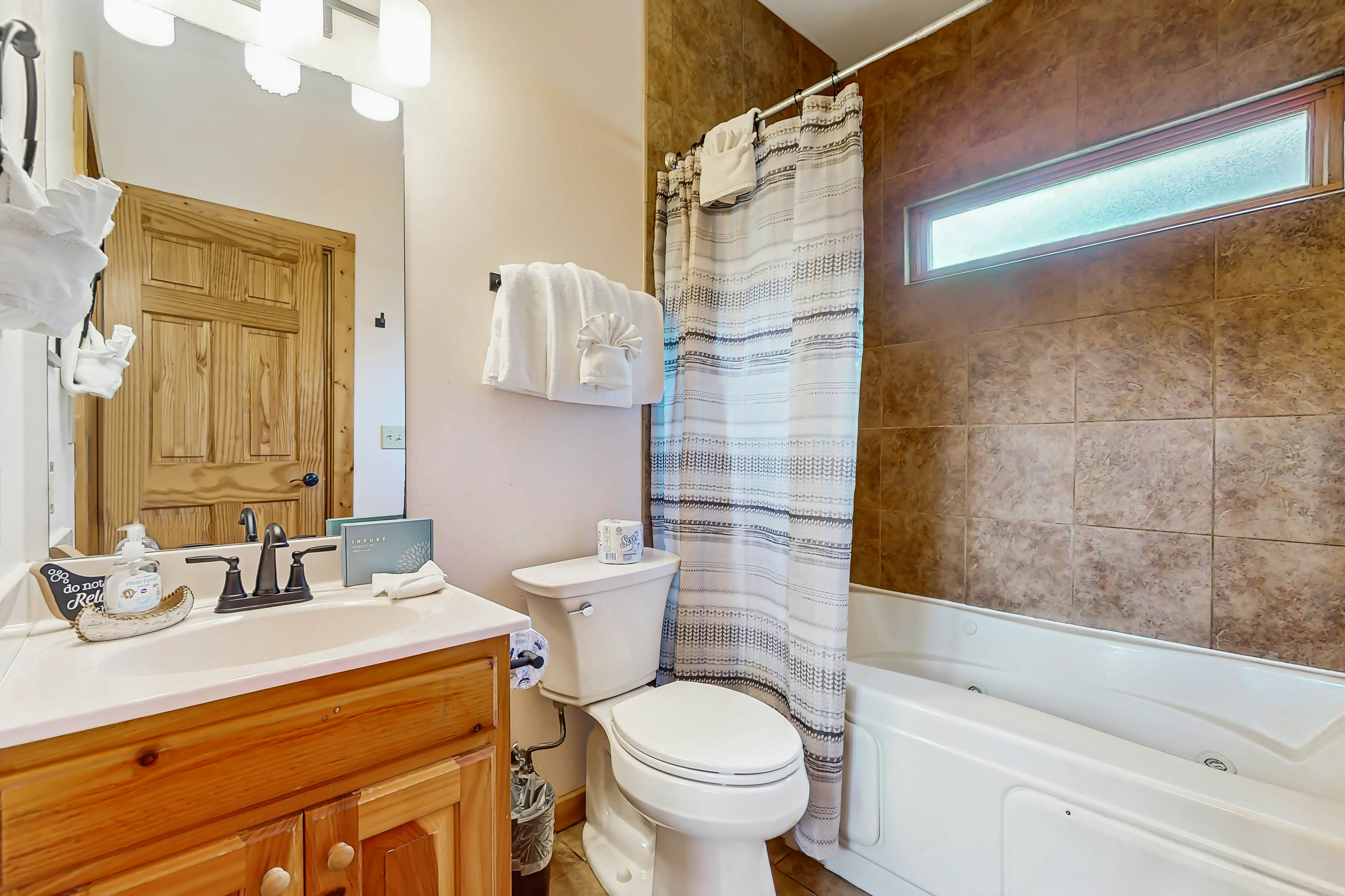 Charming Smokies Cabin, Sleeps 12・Hot Tu・Rec Room