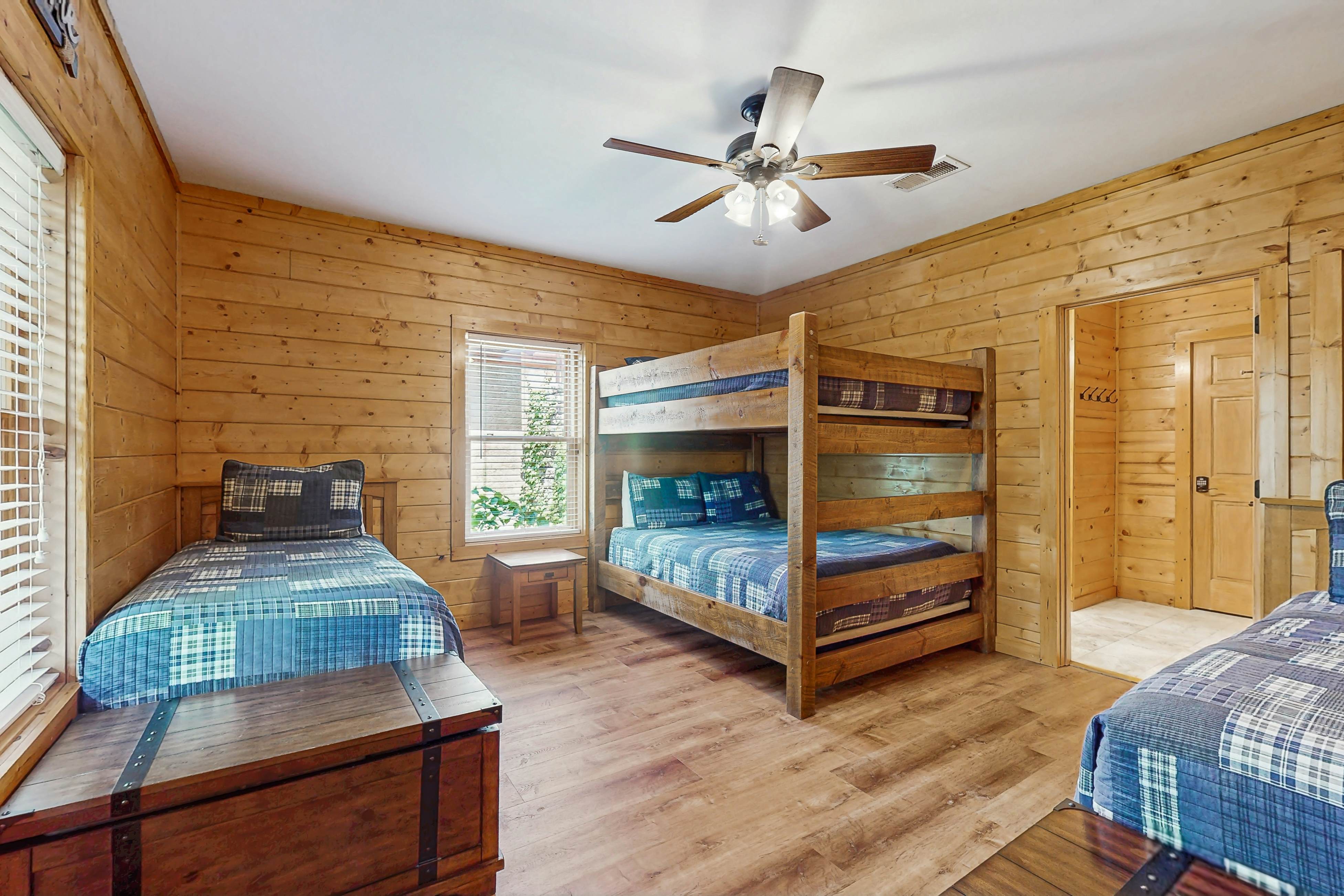 Charming Smokies Cabin, Sleeps 12・Hot Tu・Rec Room