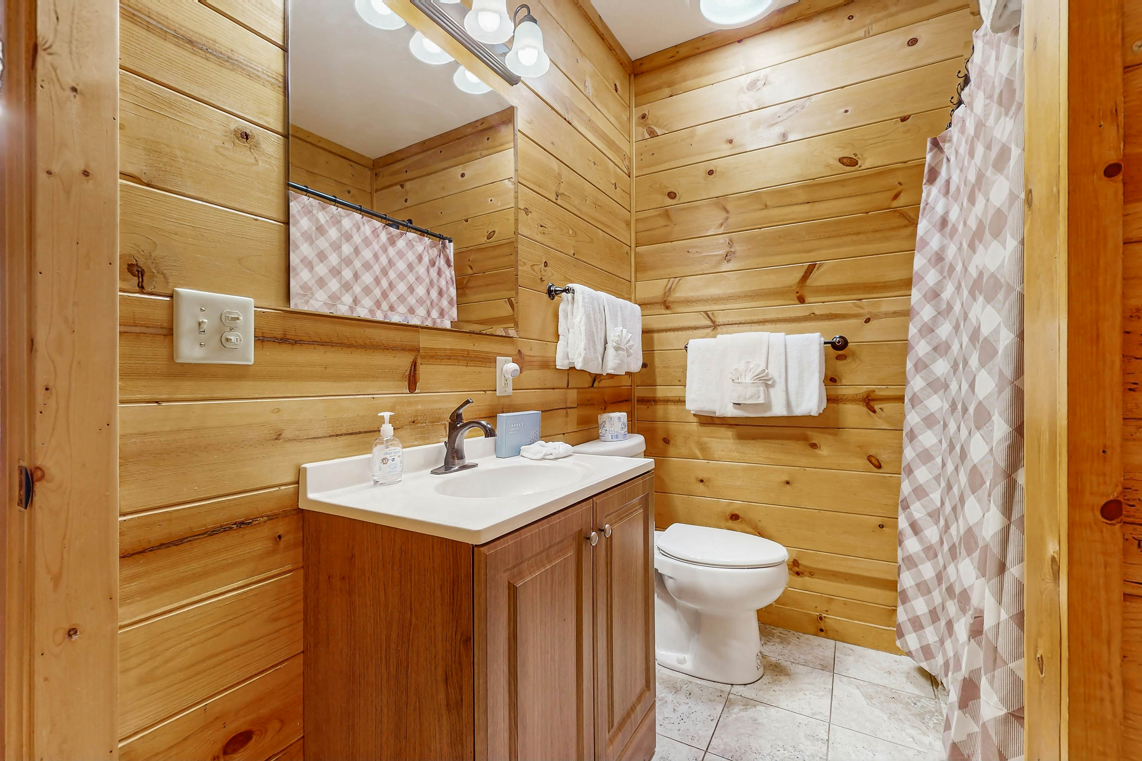 Charming Smokies Cabin, Sleeps 12・Hot Tu・Rec Room