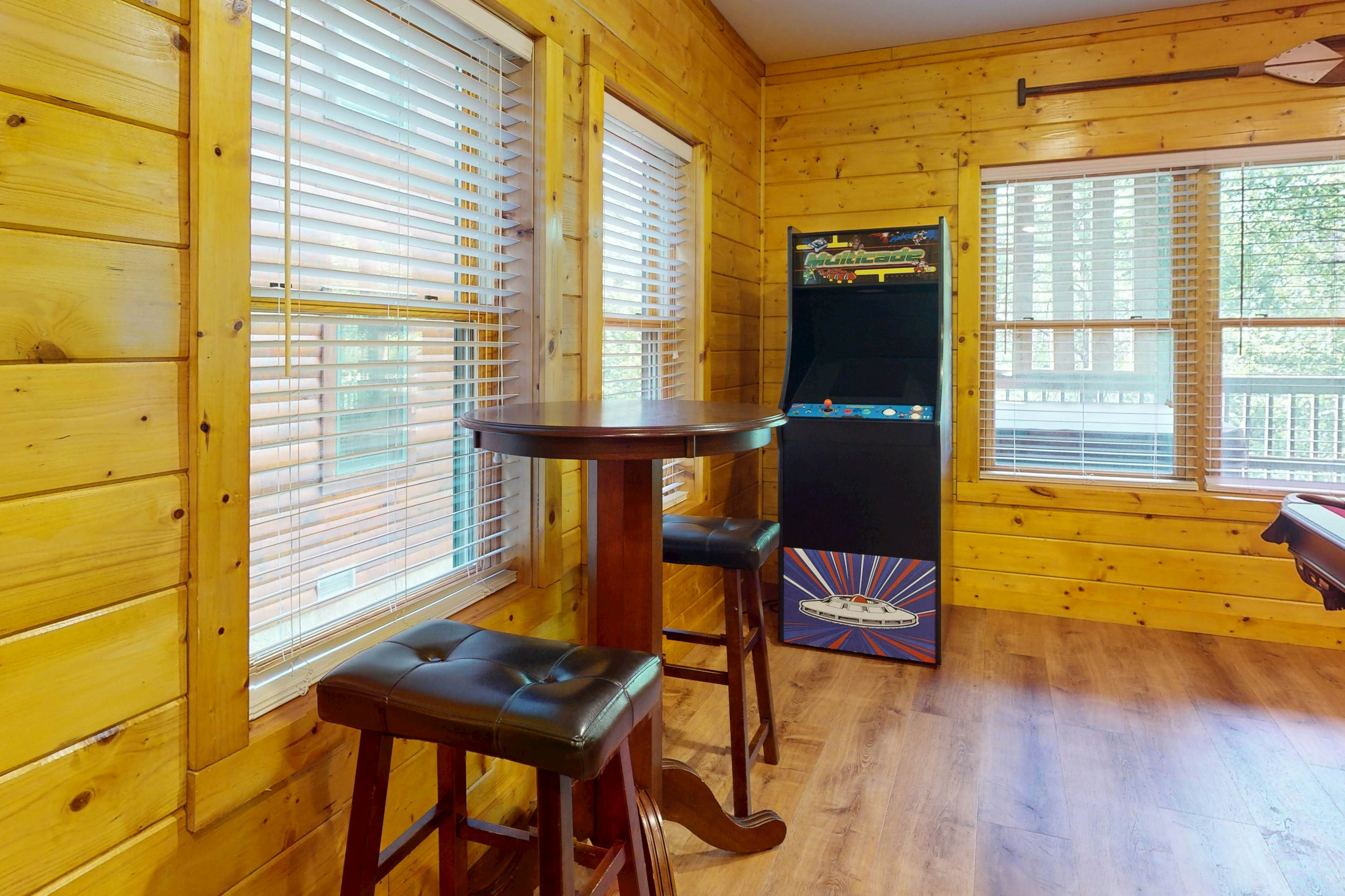 Charming Smokies Cabin, Sleeps 12・Hot Tu・Rec Room