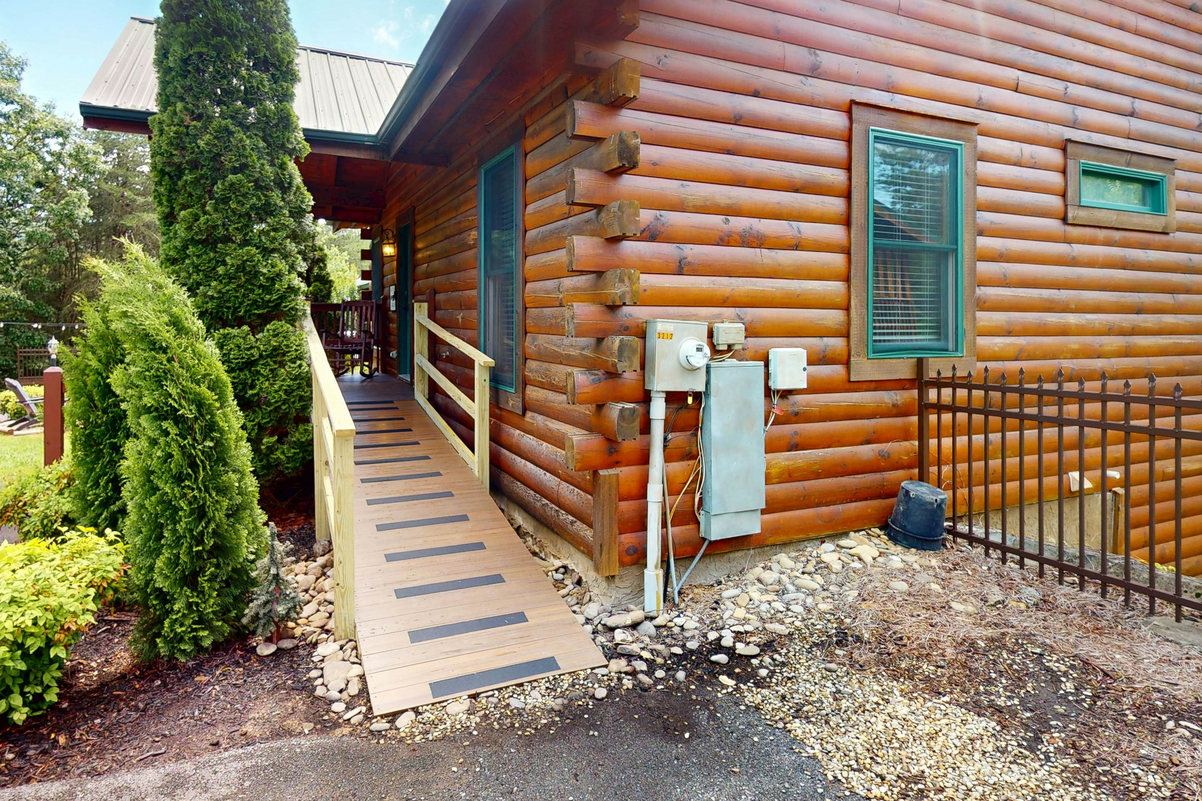 Charming Smokies Cabin, Sleeps 12・Hot Tu・Rec Room
