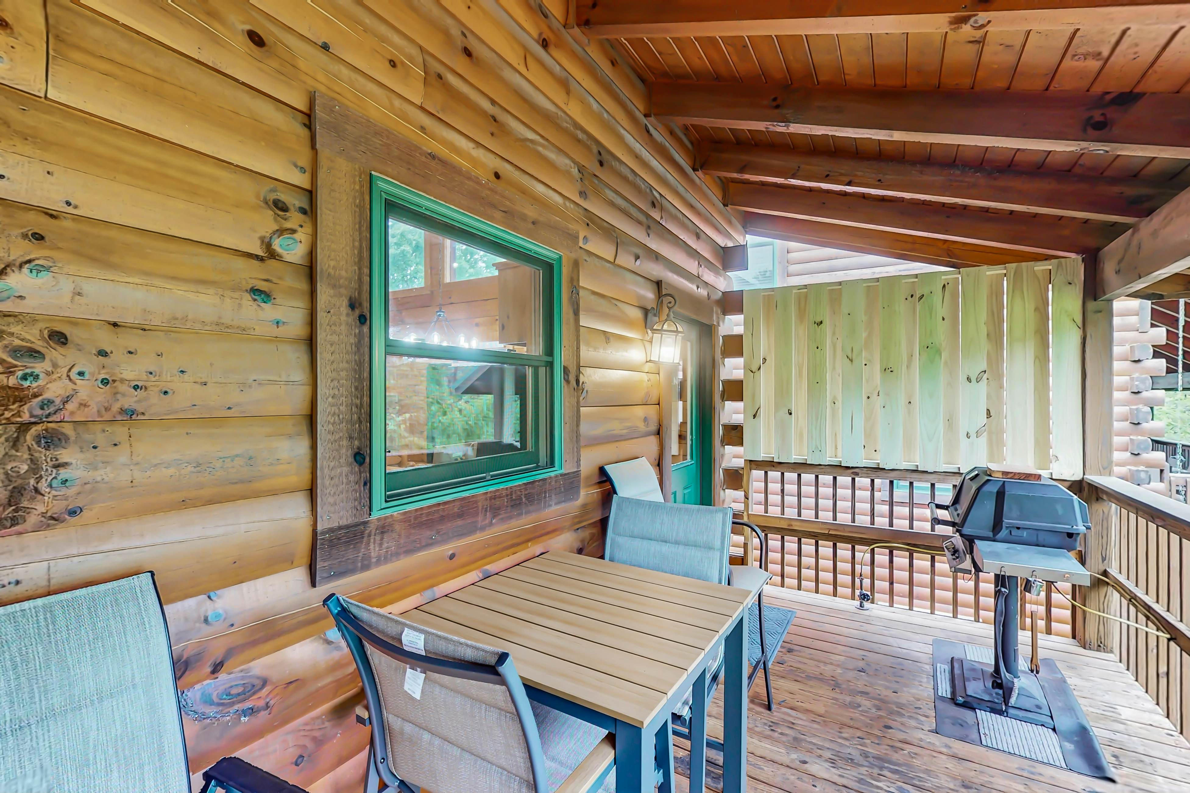 Charming Smokies Cabin, Sleeps 12・Hot Tu・Rec Room