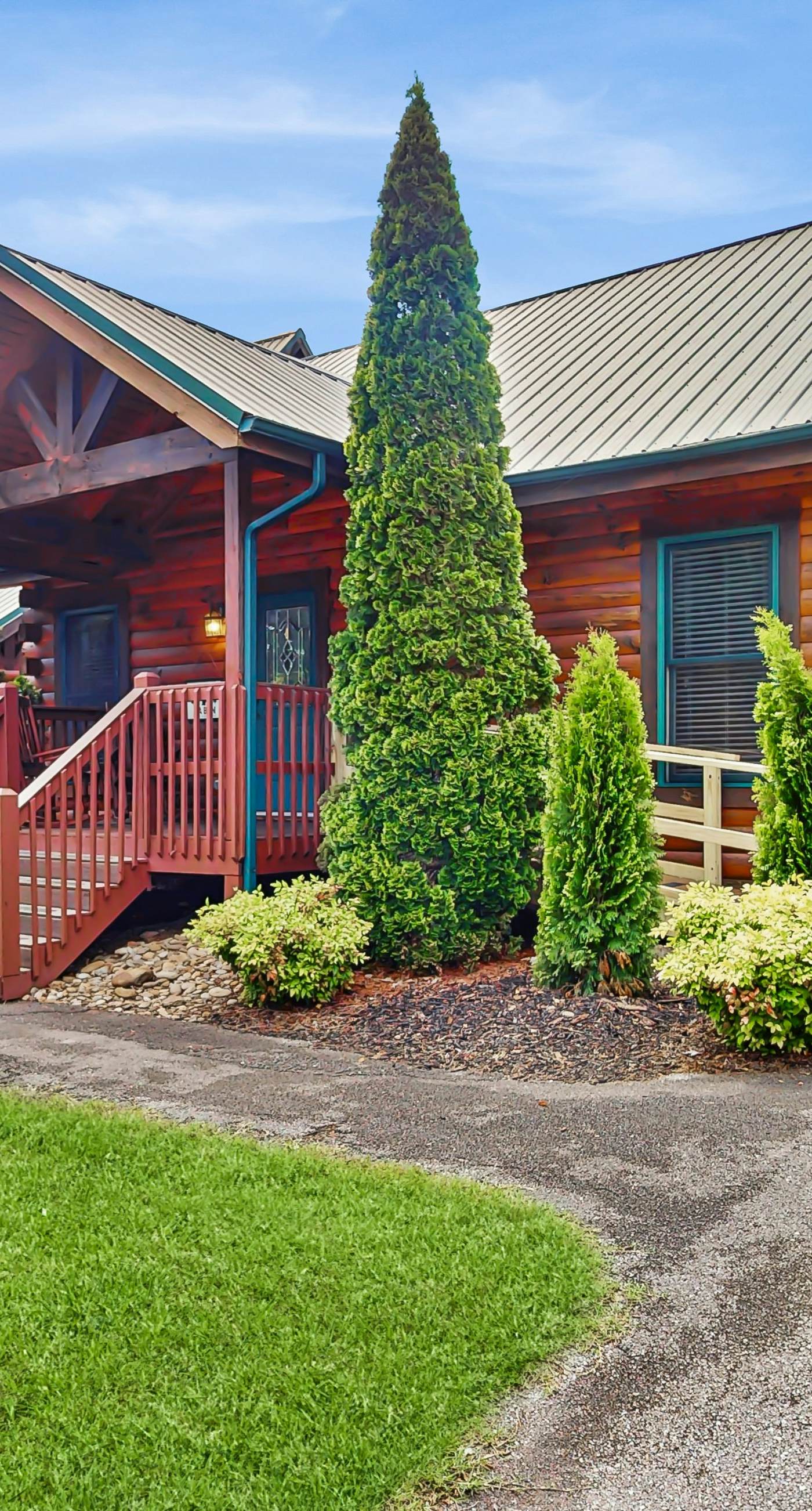 Charming Smokies Cabin, Sleeps 12, Hot Tub, Rec Room