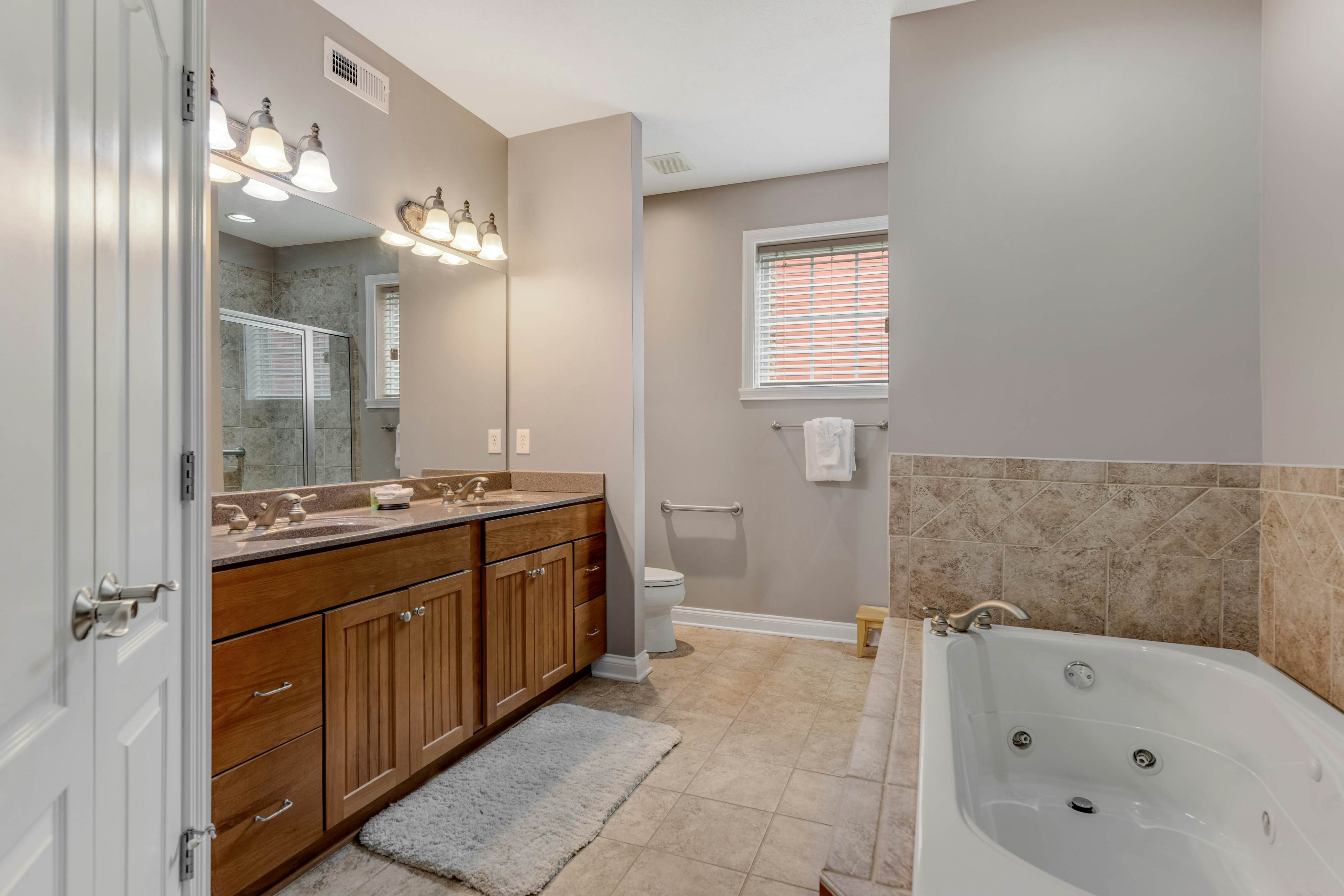 Dog-Friendly Condo w/ Lake Views and Dock Access