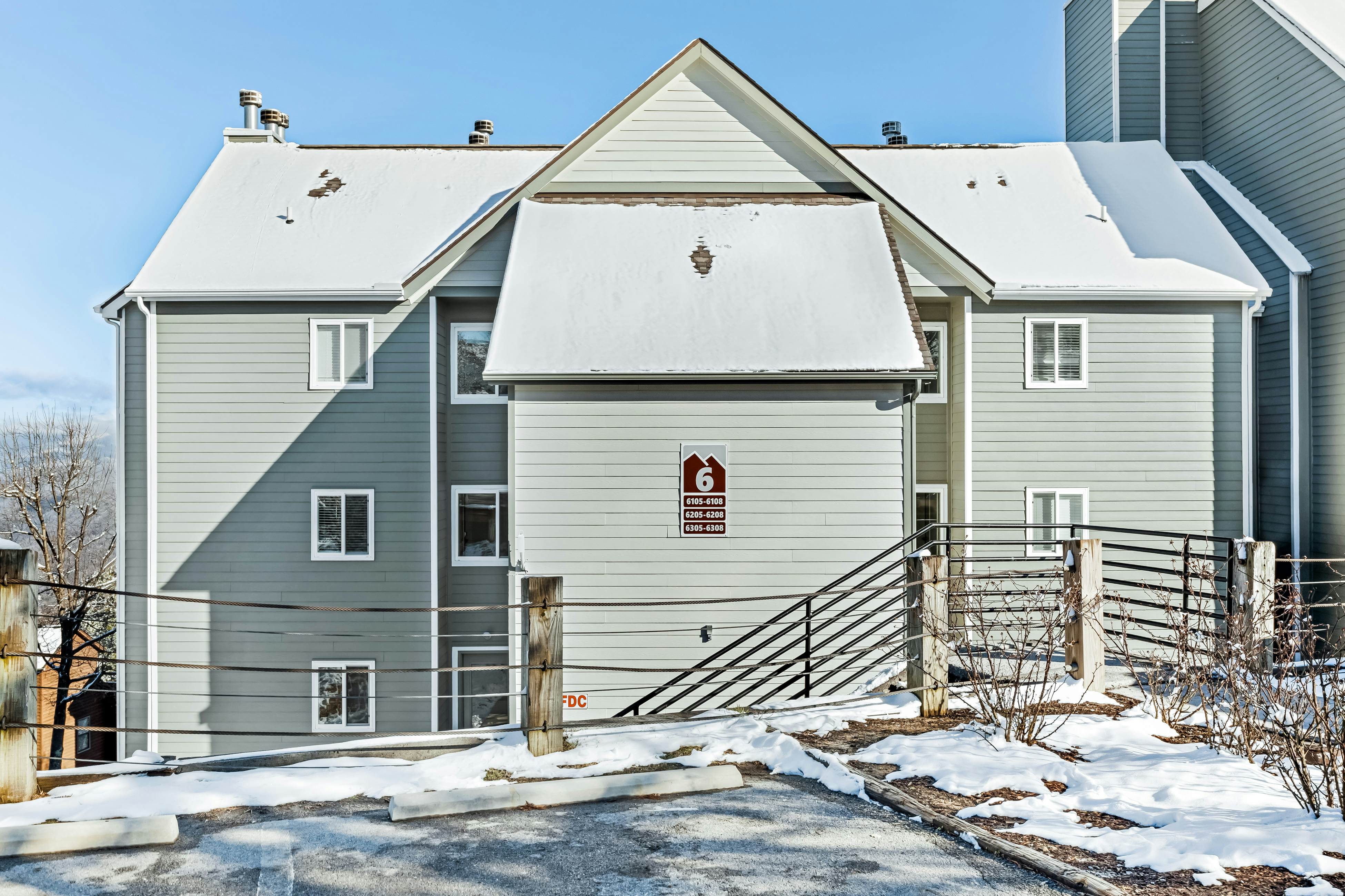 Condo w/ free attraction tickets, fireplace, & views -close to skiing & downtown