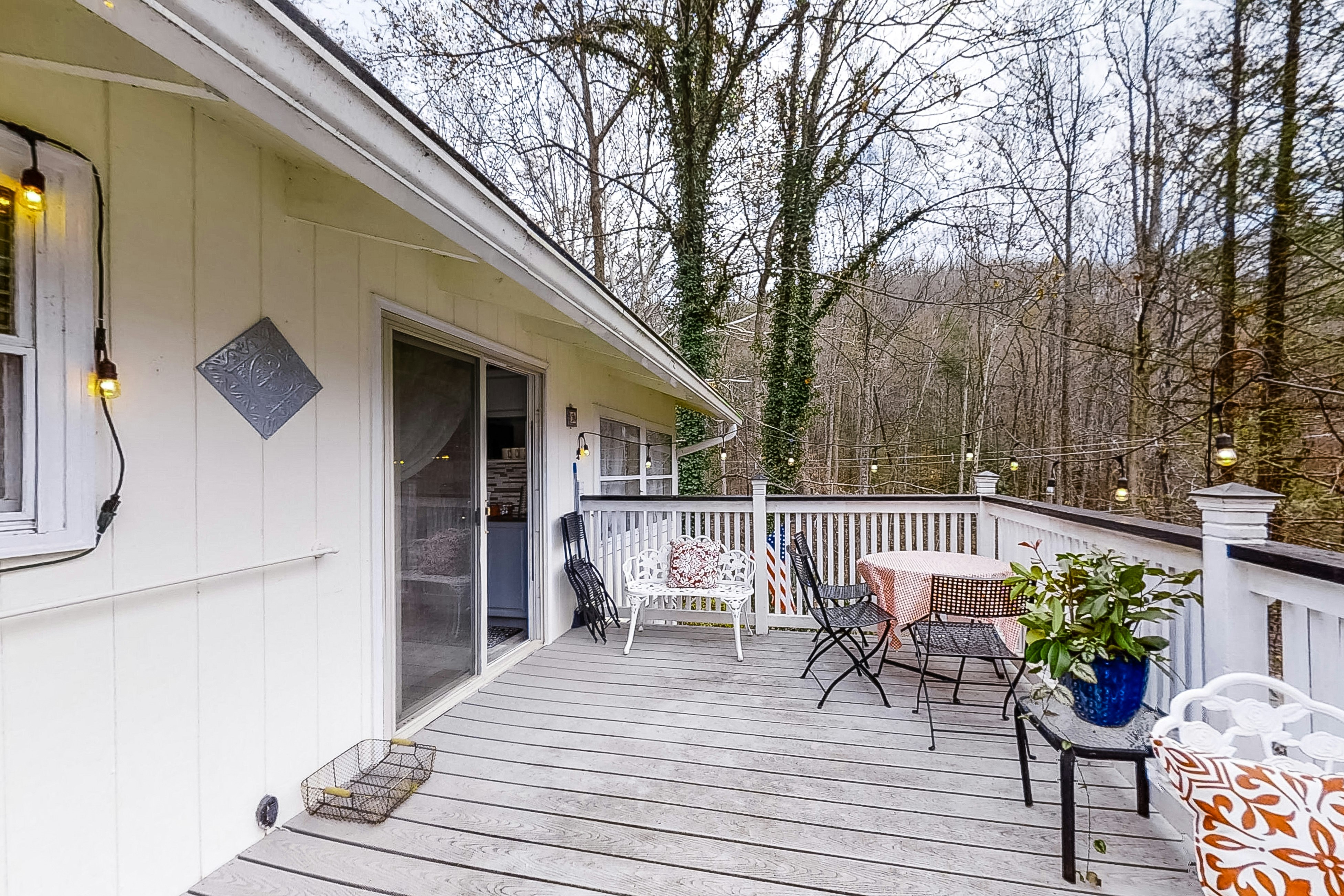 Cozy Home, Sleep 6・Inviting Deck・Game Room・Hot Tub