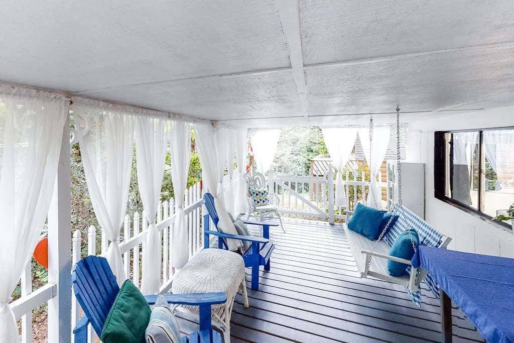 Cozy Home, Sleep 6, Inviting Deck, Game Room, Hot Tub