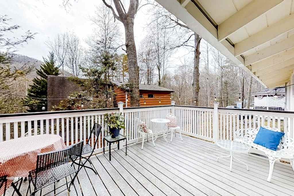 Welcome to our 2 bedroom, 2 bathroom Victorian cottage, where seasonal decor and two-story charm set the scene for a memorable Gatlinburg stay.

・Private hot tub in a screened gazebo
・Enclosed sundeck, furnished deck, and fenced backyard
・Game room with foosball, air hockey, and darts
・Less than 2.2 miles from Downtown Gatlinburg and close to area attractions

Unwind, play, and settle in with a stay that feels easy from arrival to checkout.