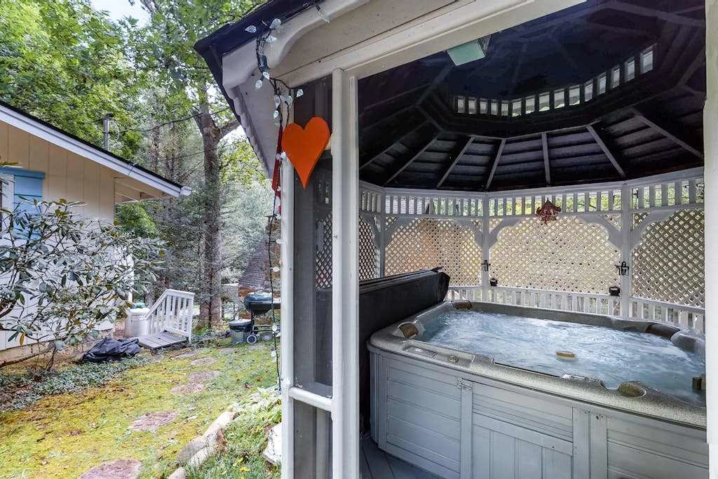 Hot Tub Retreat Near Downtown Gatlinburg・Game Room