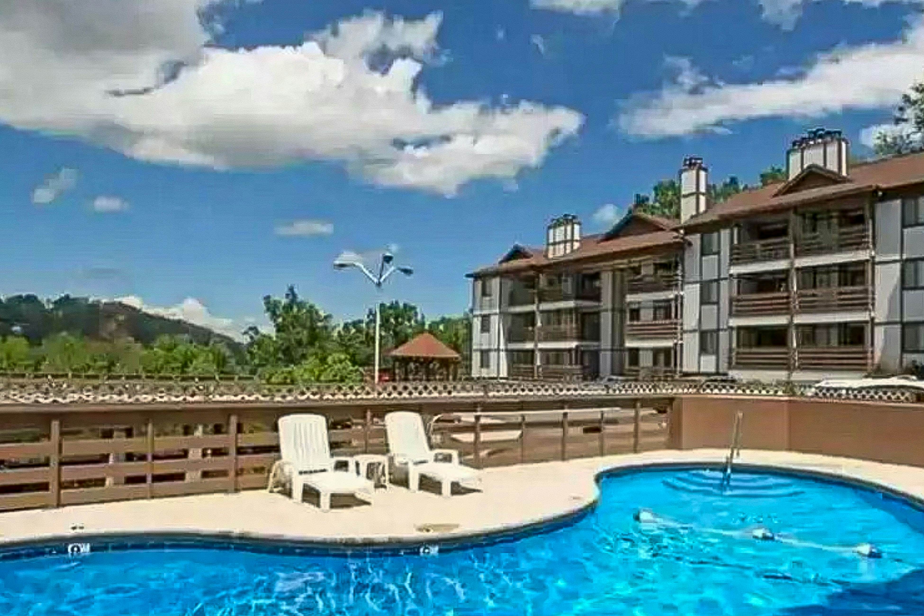 Mtn View Condo W Balcony, Sleeps 4・Pool Access
