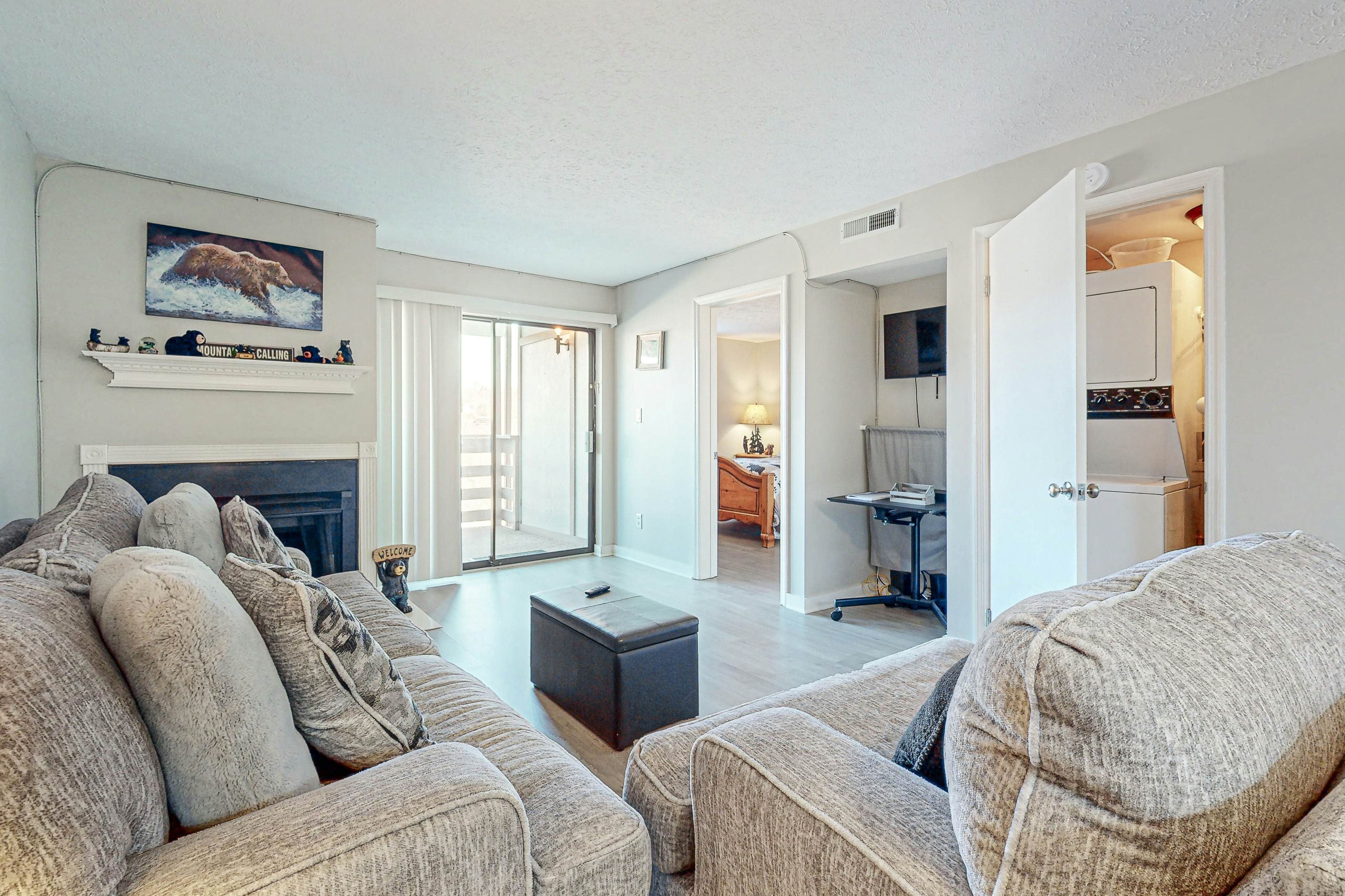 Mtn View Condo W Balcony, Sleeps 4・Pool Access