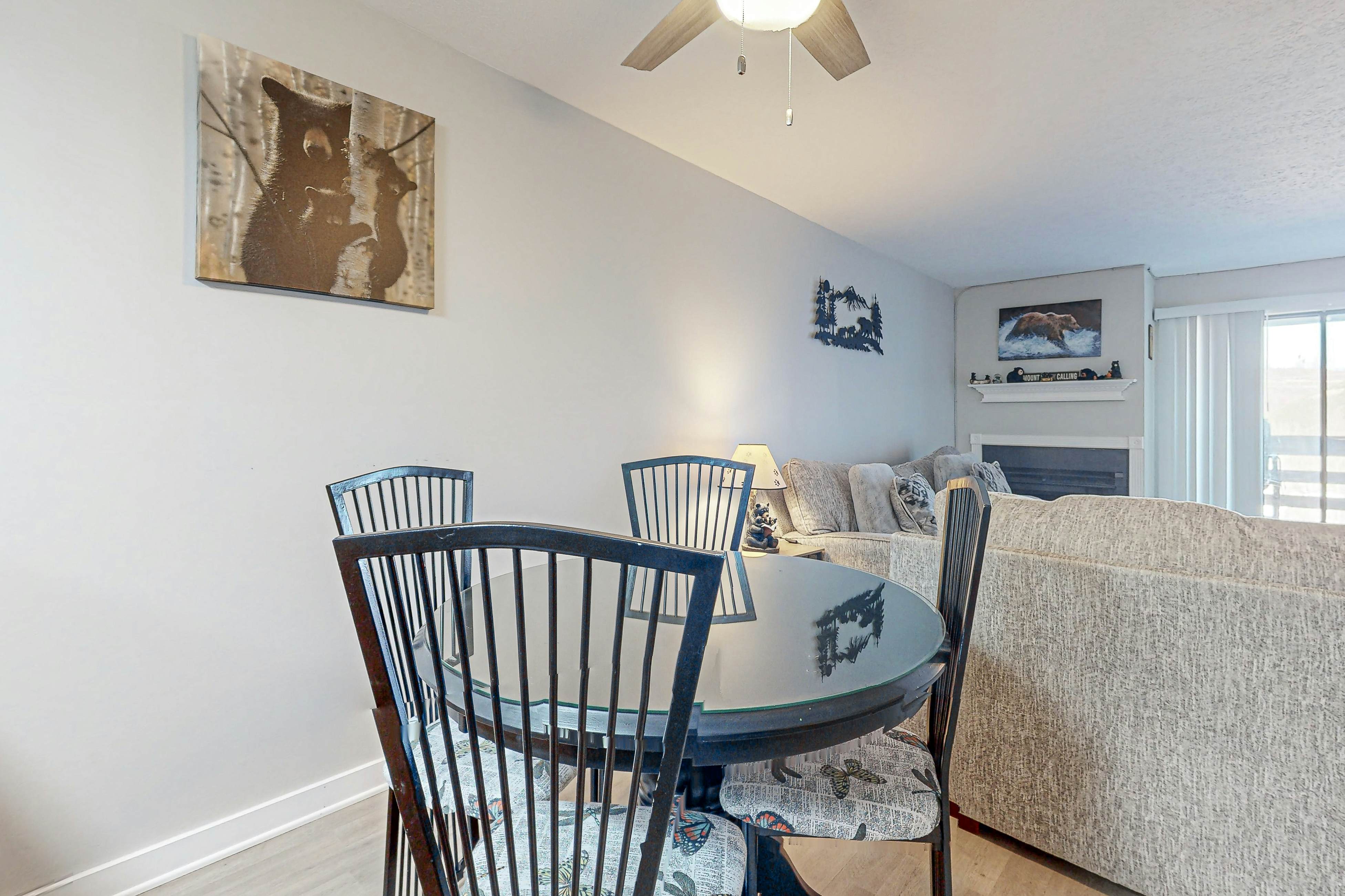 Mtn View Condo W Balcony, Sleeps 4・Pool Access