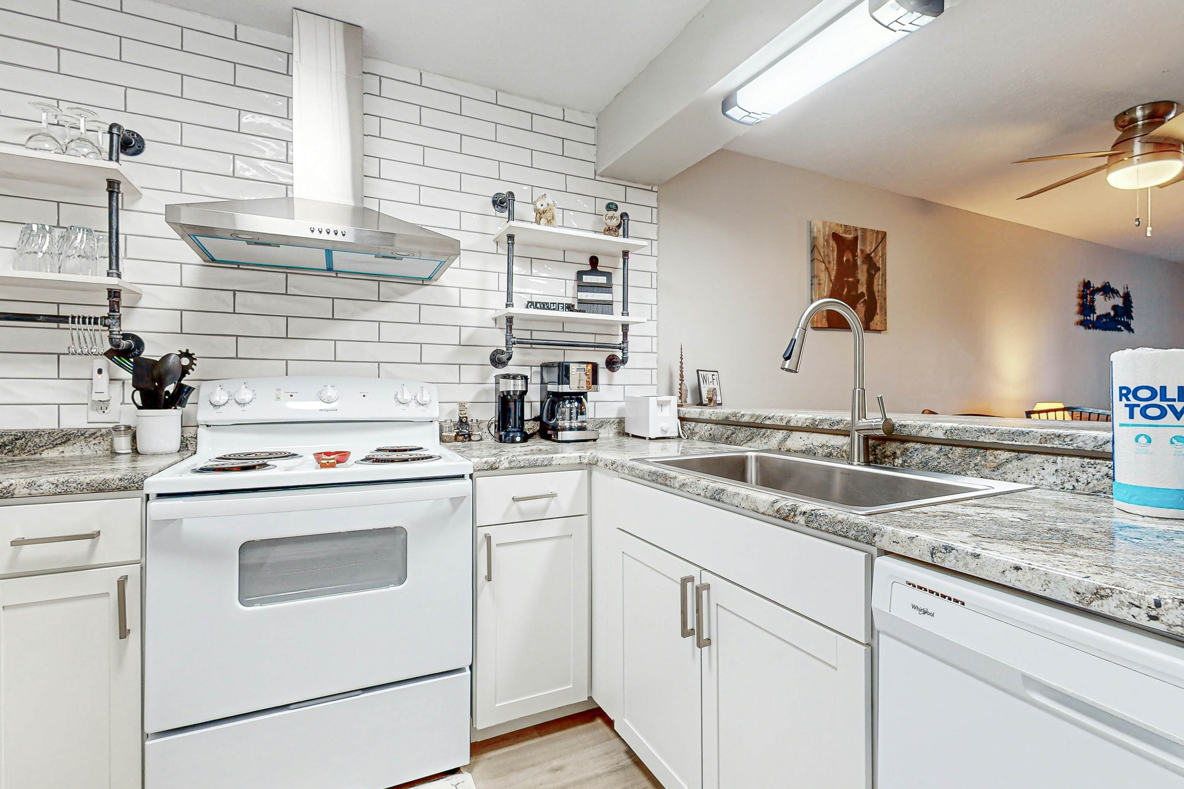 Mtn View Condo W Balcony, Sleeps 4・Pool Access