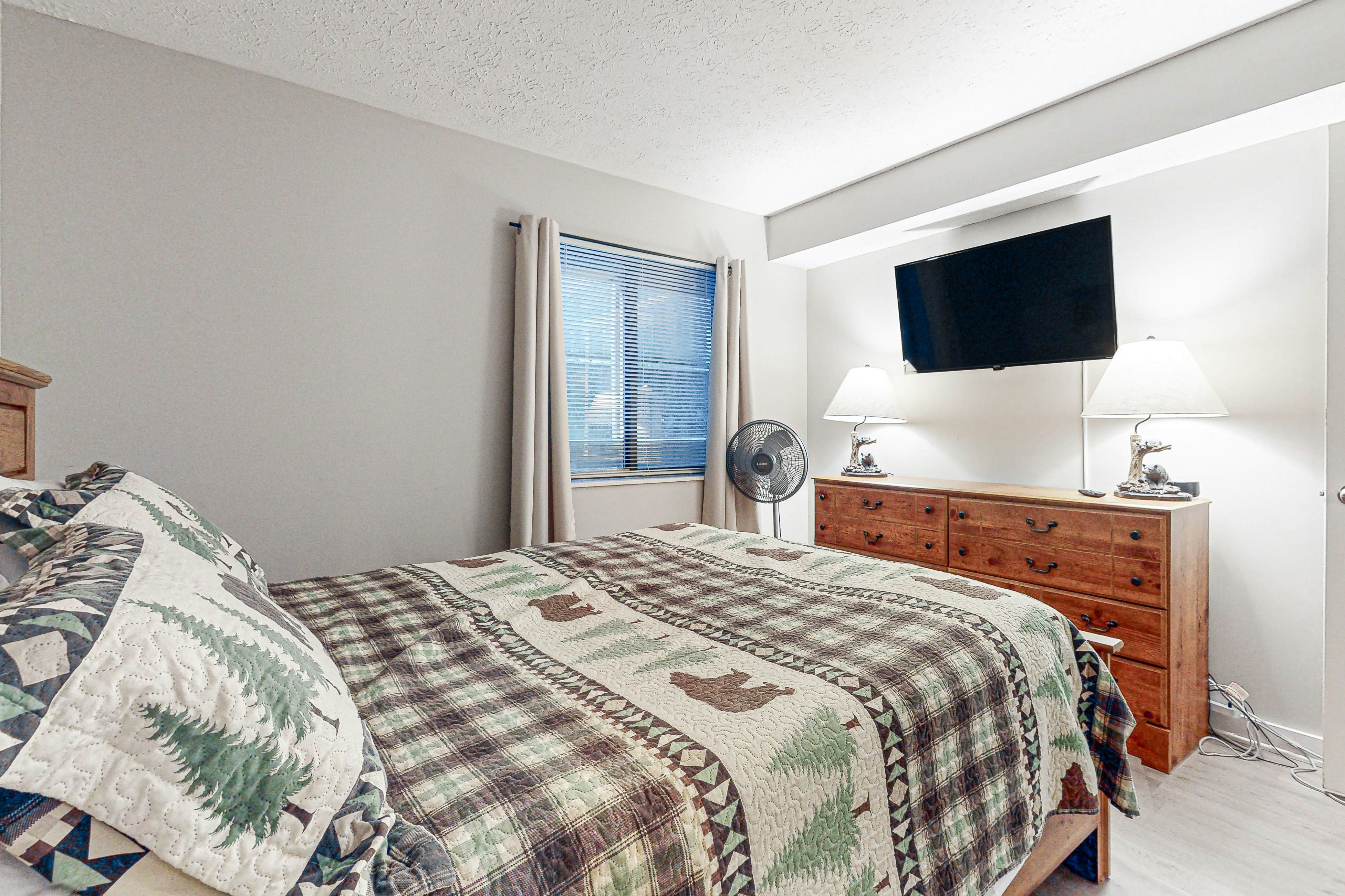 Mtn View Condo W Balcony, Sleeps 4・Pool Access